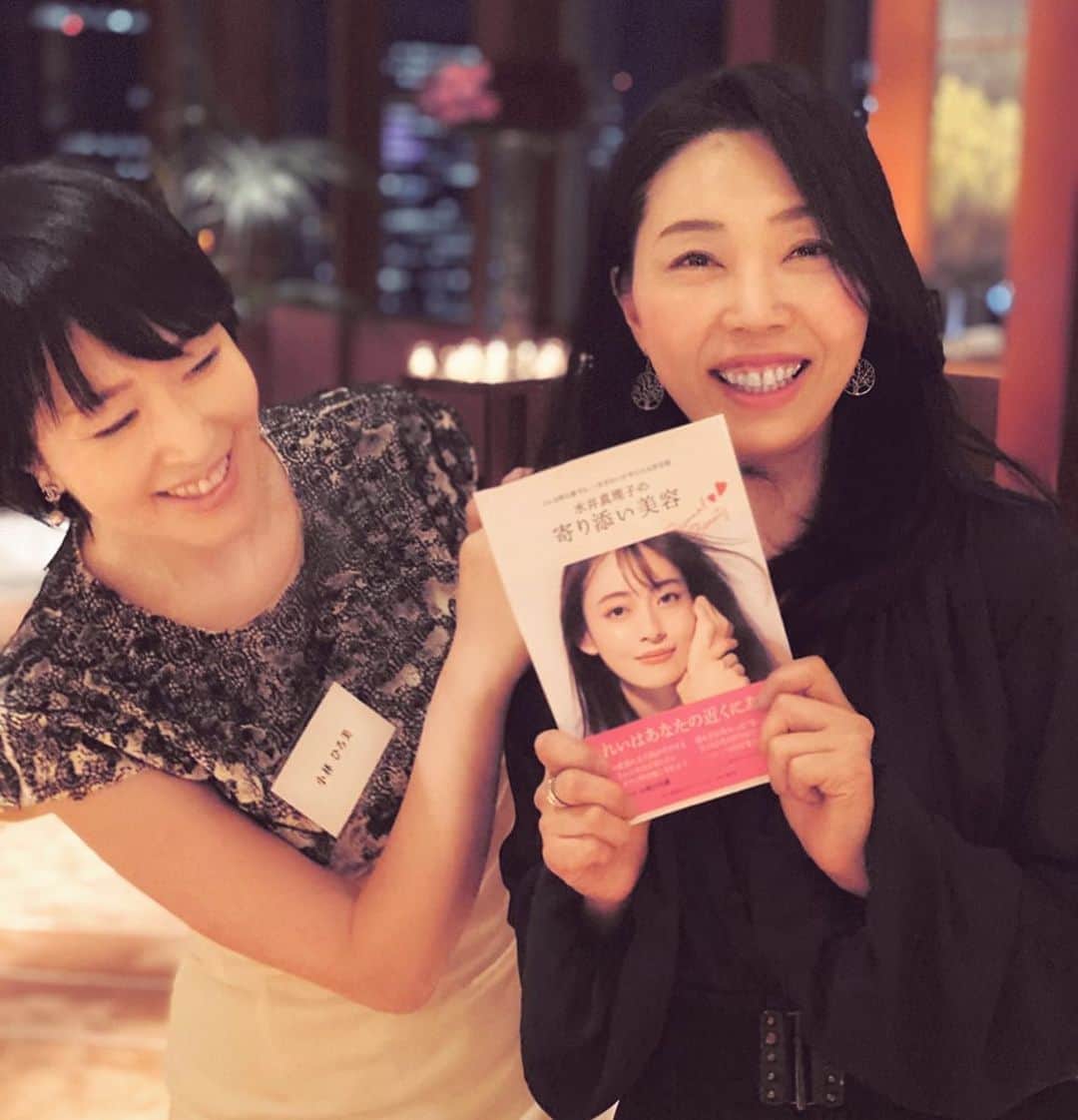 小林ひろ美のインスタグラム：「マキアのパーティで水井さんとパチリ✨ 水井さんは美容家さんの中でも深い知識と、お肌のあらゆる悩みに寄り添う優しさを備えた尊敬すべき美のスペシャリスト！ 新著の#水井真理子の寄り添い美容  は簡単に実践できる美の秘密がいっぱい❤️ 是非色々な人にご覧いただきたい一冊です✨  #水井真理子さん #おすすめ美容本 #寄り添い美容 #気配りのできる女性」