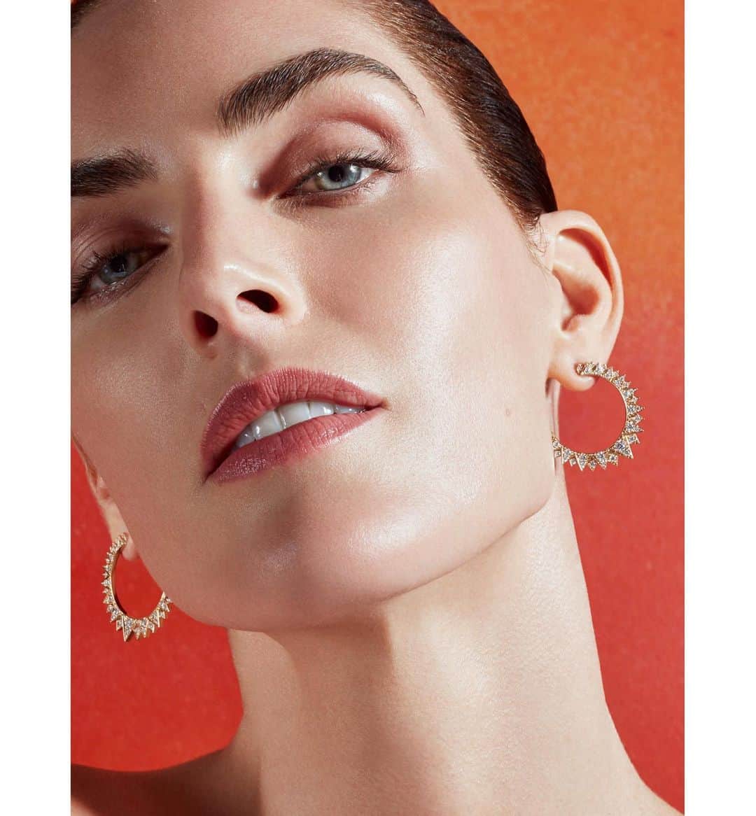 ヒラリー・ローダのインスタグラム：「💎💎💎 @voguehongkong jewelry story shot by @laceystudio swipe through!」