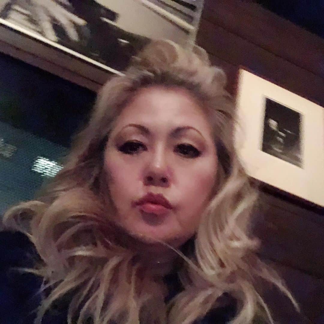 JILLさんのインスタグラム写真 - (JILLInstagram)「銀座から池ノ上に。  SAICOさんの素敵なお花屋さん、アナスタシアに、突撃やっほう❣️ 欲しかったランプは、只今制作中ということで。予約して。  でも、ほんと、らSAICOさんに会えてよかった❣️ で、その後は下北沢へ。  ご縁あって、最終的には麗しのバー、LADY JANEへ。  かつて、役者魂をぶつけ合う俳優が居た場所。  その息吹を感じながらのひととき。  松田優作さん 原田芳雄さん 桑名正博さん 内田裕也さん  たくさんの監督と俳優が行きかった場所。  私も若輩ながら垣間見た世界。  優作さんは言ってくれた。 25歳のアクシデントに見舞われた私に、周りは全てNGの世界で、唯一、これを乗り越えたら、この娘はスゴイものになるよ。と、言ってくれた言葉。  人は、言霊を信じられる。  やれるんだ‼️ この言葉がとれだけ、私を支えてきたか... 今夜は、  あぁ、確かに、かつてここに居たクリエイティブな人たちが、息をしていた空間で、一瞬でも、私に向けてくれた優作さんの言葉を思い出しながら、超美味なバーボンを頂きました🙏  #20191121 #下北沢レディジェーン #ginzsix ##ginzatakasakimonogatari #jazzcircuitグッズ #PERSONZ2020ツアーもうすぐ告知 #レコーディング #radiotakasaki  #1205名古屋bluenote #1206大阪billboard #詳細はオフィシャルサイトpersonznet #personz  #jillpersonz @jillpersonz」11月22日 0時07分 - jillpersonz