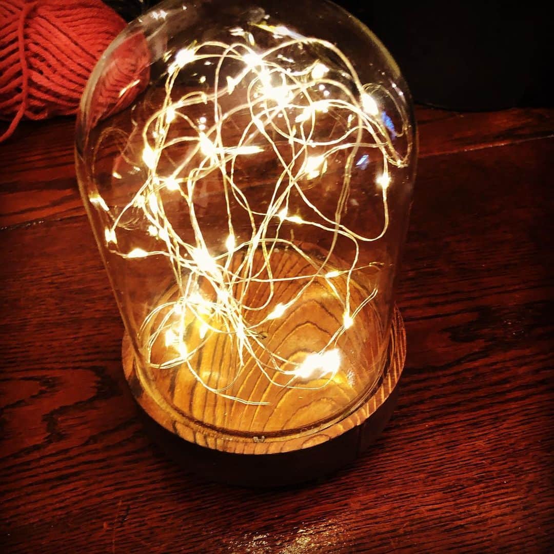 JILLさんのインスタグラム写真 - (JILLInstagram)「銀座から池ノ上に。  SAICOさんの素敵なお花屋さん、アナスタシアに、突撃やっほう❣️ 欲しかったランプは、只今制作中ということで。予約して。  でも、ほんと、らSAICOさんに会えてよかった❣️ で、その後は下北沢へ。  ご縁あって、最終的には麗しのバー、LADY JANEへ。  かつて、役者魂をぶつけ合う俳優が居た場所。  その息吹を感じながらのひととき。  松田優作さん 原田芳雄さん 桑名正博さん 内田裕也さん  たくさんの監督と俳優が行きかった場所。  私も若輩ながら垣間見た世界。  優作さんは言ってくれた。 25歳のアクシデントに見舞われた私に、周りは全てNGの世界で、唯一、これを乗り越えたら、この娘はスゴイものになるよ。と、言ってくれた言葉。  人は、言霊を信じられる。  やれるんだ‼️ この言葉がとれだけ、私を支えてきたか... 今夜は、  あぁ、確かに、かつてここに居たクリエイティブな人たちが、息をしていた空間で、一瞬でも、私に向けてくれた優作さんの言葉を思い出しながら、超美味なバーボンを頂きました🙏  #20191121 #下北沢レディジェーン #ginzsix ##ginzatakasakimonogatari #jazzcircuitグッズ #PERSONZ2020ツアーもうすぐ告知 #レコーディング #radiotakasaki  #1205名古屋bluenote #1206大阪billboard #詳細はオフィシャルサイトpersonznet #personz  #jillpersonz @jillpersonz」11月22日 0時07分 - jillpersonz