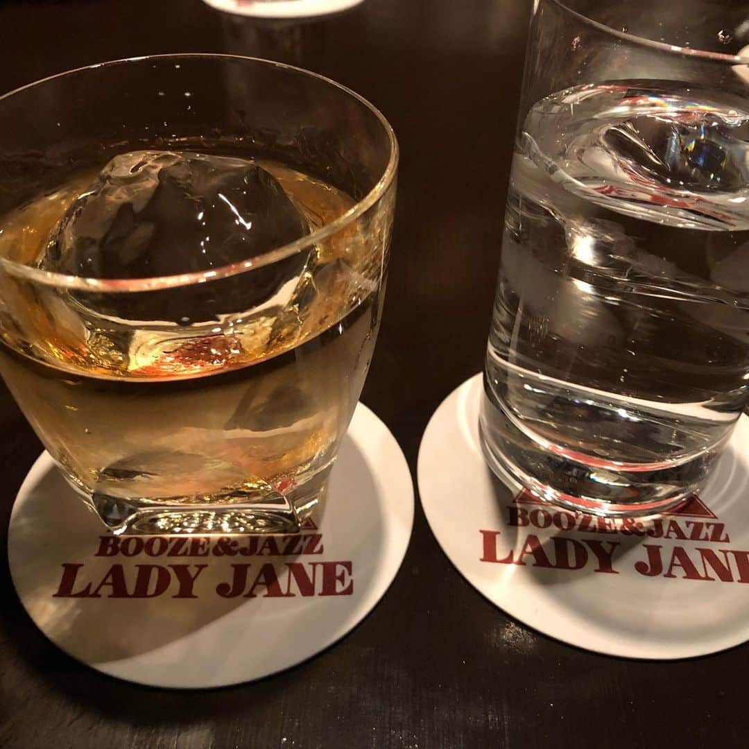 JILLさんのインスタグラム写真 - (JILLInstagram)「銀座から池ノ上に。  SAICOさんの素敵なお花屋さん、アナスタシアに、突撃やっほう❣️ 欲しかったランプは、只今制作中ということで。予約して。  でも、ほんと、らSAICOさんに会えてよかった❣️ で、その後は下北沢へ。  ご縁あって、最終的には麗しのバー、LADY JANEへ。  かつて、役者魂をぶつけ合う俳優が居た場所。  その息吹を感じながらのひととき。  松田優作さん 原田芳雄さん 桑名正博さん 内田裕也さん  たくさんの監督と俳優が行きかった場所。  私も若輩ながら垣間見た世界。  優作さんは言ってくれた。 25歳のアクシデントに見舞われた私に、周りは全てNGの世界で、唯一、これを乗り越えたら、この娘はスゴイものになるよ。と、言ってくれた言葉。  人は、言霊を信じられる。  やれるんだ‼️ この言葉がとれだけ、私を支えてきたか... 今夜は、  あぁ、確かに、かつてここに居たクリエイティブな人たちが、息をしていた空間で、一瞬でも、私に向けてくれた優作さんの言葉を思い出しながら、超美味なバーボンを頂きました🙏  #20191121 #下北沢レディジェーン #ginzsix ##ginzatakasakimonogatari #jazzcircuitグッズ #PERSONZ2020ツアーもうすぐ告知 #レコーディング #radiotakasaki  #1205名古屋bluenote #1206大阪billboard #詳細はオフィシャルサイトpersonznet #personz  #jillpersonz @jillpersonz」11月22日 0時07分 - jillpersonz