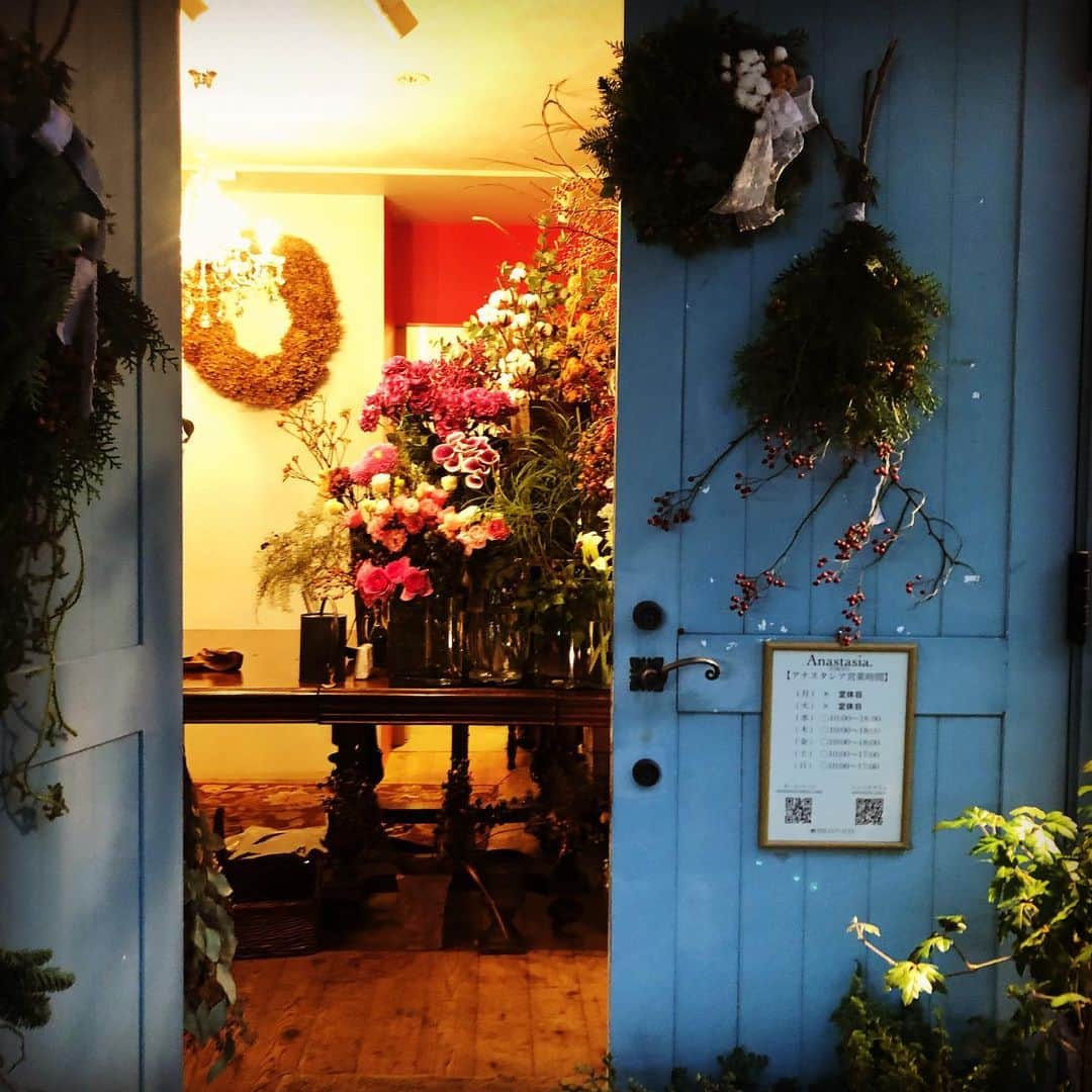 JILLさんのインスタグラム写真 - (JILLInstagram)「銀座から池ノ上に。  SAICOさんの素敵なお花屋さん、アナスタシアに、突撃やっほう❣️ 欲しかったランプは、只今制作中ということで。予約して。  でも、ほんと、らSAICOさんに会えてよかった❣️ で、その後は下北沢へ。  ご縁あって、最終的には麗しのバー、LADY JANEへ。  かつて、役者魂をぶつけ合う俳優が居た場所。  その息吹を感じながらのひととき。  松田優作さん 原田芳雄さん 桑名正博さん 内田裕也さん  たくさんの監督と俳優が行きかった場所。  私も若輩ながら垣間見た世界。  優作さんは言ってくれた。 25歳のアクシデントに見舞われた私に、周りは全てNGの世界で、唯一、これを乗り越えたら、この娘はスゴイものになるよ。と、言ってくれた言葉。  人は、言霊を信じられる。  やれるんだ‼️ この言葉がとれだけ、私を支えてきたか... 今夜は、  あぁ、確かに、かつてここに居たクリエイティブな人たちが、息をしていた空間で、一瞬でも、私に向けてくれた優作さんの言葉を思い出しながら、超美味なバーボンを頂きました🙏  #20191121 #下北沢レディジェーン #ginzsix ##ginzatakasakimonogatari #jazzcircuitグッズ #PERSONZ2020ツアーもうすぐ告知 #レコーディング #radiotakasaki  #1205名古屋bluenote #1206大阪billboard #詳細はオフィシャルサイトpersonznet #personz  #jillpersonz @jillpersonz」11月22日 0時07分 - jillpersonz