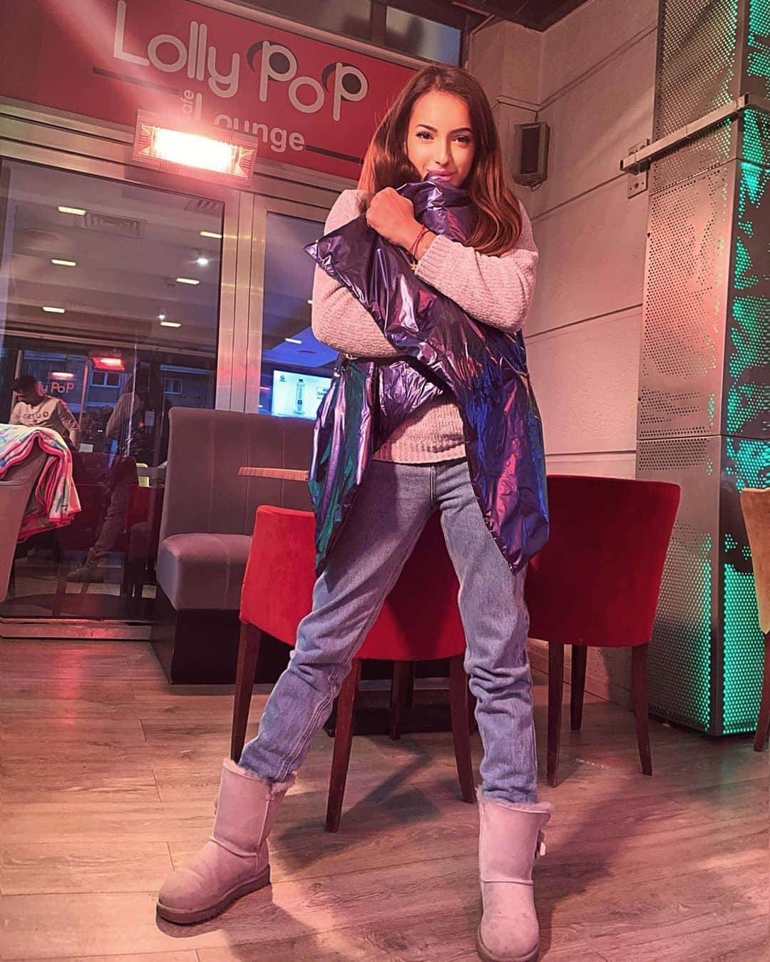 ラリサ・ヨルダケのインスタグラム：「🌧☔️ Cand este frig afara si vrei sa iti fie cald , dar in acelasi timp sa nu te infofolesti ... o vesta ca asta de la @danadinuofficial este perfecta! 💜  Multe culori de unde sa alegi , dar si pentru a te simti confortabil.  Pentru mine vesta aceasta este perfecta! 😇」