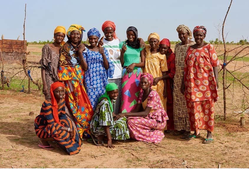 タラ・リンのインスタグラム：「I went to Senegal with @treesforthefuture to learn about their Forest Garden Approach and see their impact firsthand. Along the way I met the most beautiful, driven, generous, inspiring women. This is Kaffrine 9, an all-women-farmers group made up of 300+ women who will plant over 1.5 million trees in Forest Gardens. This will greatly increase their income, feed their families and communities and help heal the planet. Link in bio to donate and learn more.」