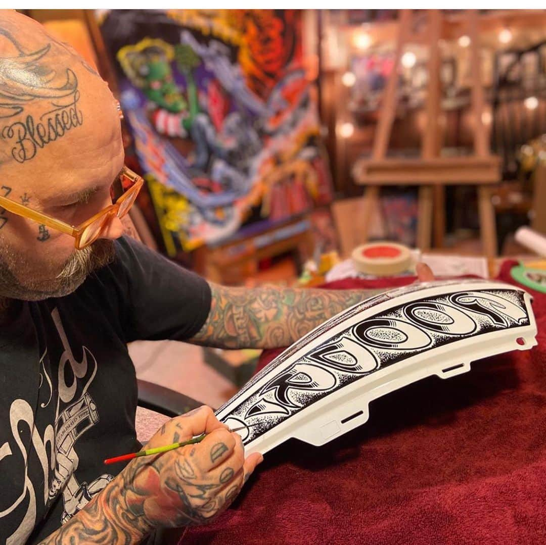 ケアリー・ハートさんのインスタグラム写真 - (ケアリー・ハートInstagram)「@mckeagart wrapping up his @indianmotorcycle tank for @goodride #TanksForTroops event we will be doing in January w/ @foxracing 🤘🏼🤘🏼. Thanks a ton for a killer tank!!!」11月22日 0時18分 - hartluck