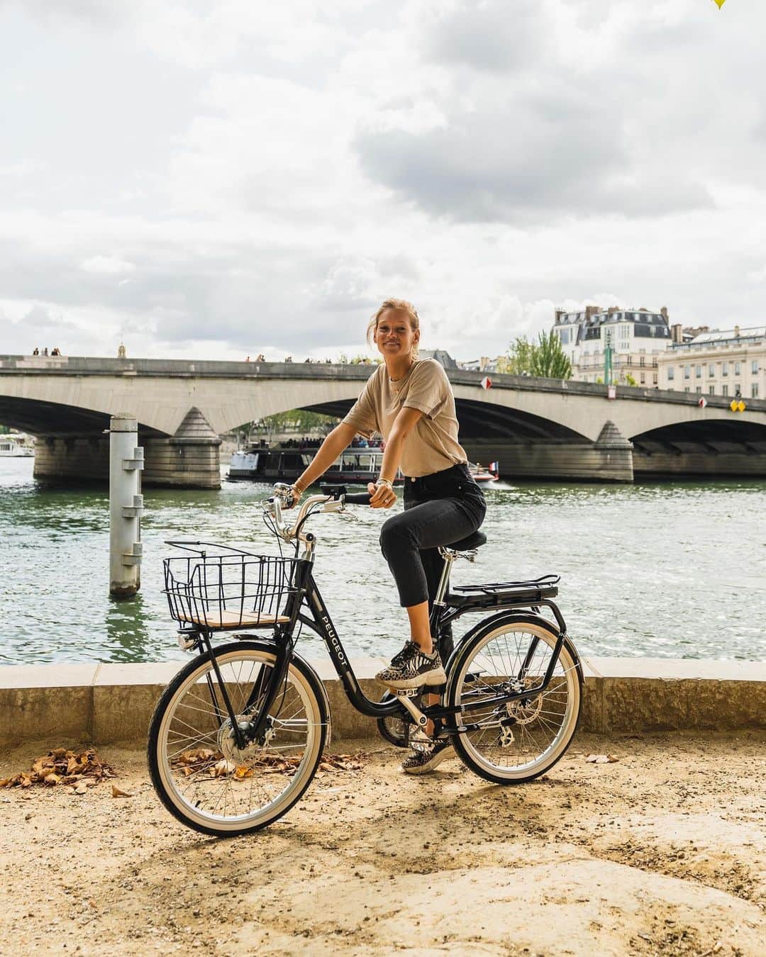 リュカ・プイユさんのインスタグラム写真 - (リュカ・プイユInstagram)「Premier tournage avec ma femme @clemencebdlf 😍, super expérience grâce à @peugeot ! 🙌🏻 👊🏻Découvrez les nouveaux vélos électriques @peugeot.cycles au cœur de Paris ! #PeugeotCycles #MoveToElectric #UnboringTheFuture」11月22日 0時29分 - lucaspouille