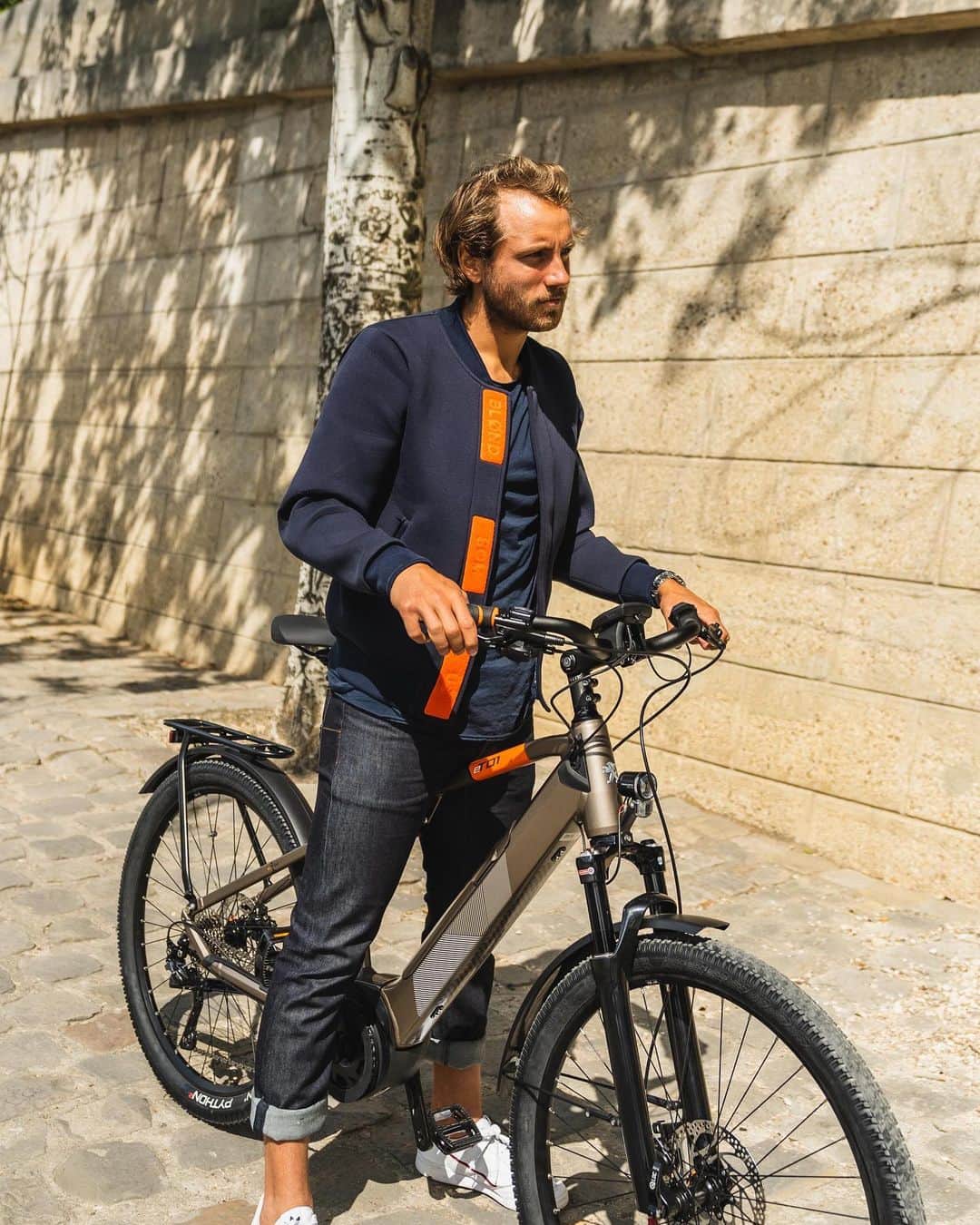 リュカ・プイユのインスタグラム：「Premier tournage avec ma femme @clemencebdlf 😍, super expérience grâce à @peugeot ! 🙌🏻 👊🏻Découvrez les nouveaux vélos électriques @peugeot.cycles au cœur de Paris ! #PeugeotCycles #MoveToElectric #UnboringTheFuture」