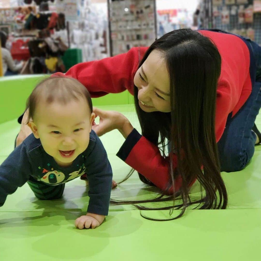 空さやかさんのインスタグラム写真 - (空さやかInstagram)「* 尊10ヶ月検診無事クリア。 9→10ヶ月のみこと✍️ * しっかり立てるようになり 一歩だせるようになった👏 ・ パパを見て「ぱぱ」「ぱぁ！」と呼ぶ ・ ママのことは「わわ」「まま」と呼ぶ ・ バイバイすると ゆーっくり手を振り返す👋 ・ 「みことくん♪」とよぶと ゆーっくり手をあげる🙋‍♂️ ・ 10段ほどの階段を ハイハイで上り下りする。 下りる時も頭からw ・ お姉ちゃんがツボにはいっていて ケラケラ爆笑する ・ 靴が好きで油断すると 玄関で靴を舐めてる😭 ・ 台所も好きで料理してると 穏やかに荒しにくる🤣 * * 穏やかに意志が強い感じの尊さん👶 なにをしても愛おしい癒しの時期。 やりたい事なんでもして のびのび成長してほしい✨」11月22日 0時27分 - sky_sayaka