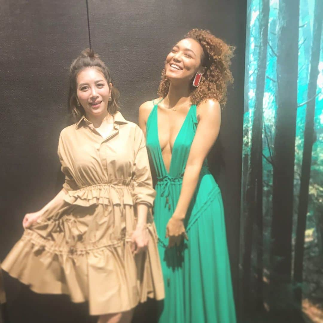 ミラクルひかるさんのインスタグラム写真 - (ミラクルひかるInstagram)「#crystalkay  さんとご一緒しました💛💚💛💚ケイさんも、私もほんと素敵なお衣装なんですが、スタイル的に、南国の妖精といなり寿司🧚‍♀️って感じがぐっときます。#ミラクルひかる #dsquared2  トークショー  お衣装もちろんディースクさんです❣️ジーンズで👖お馴染みのds2さんですが、レディースも確固たる素敵！✨」11月22日 0時31分 - miracle_hikaru_official