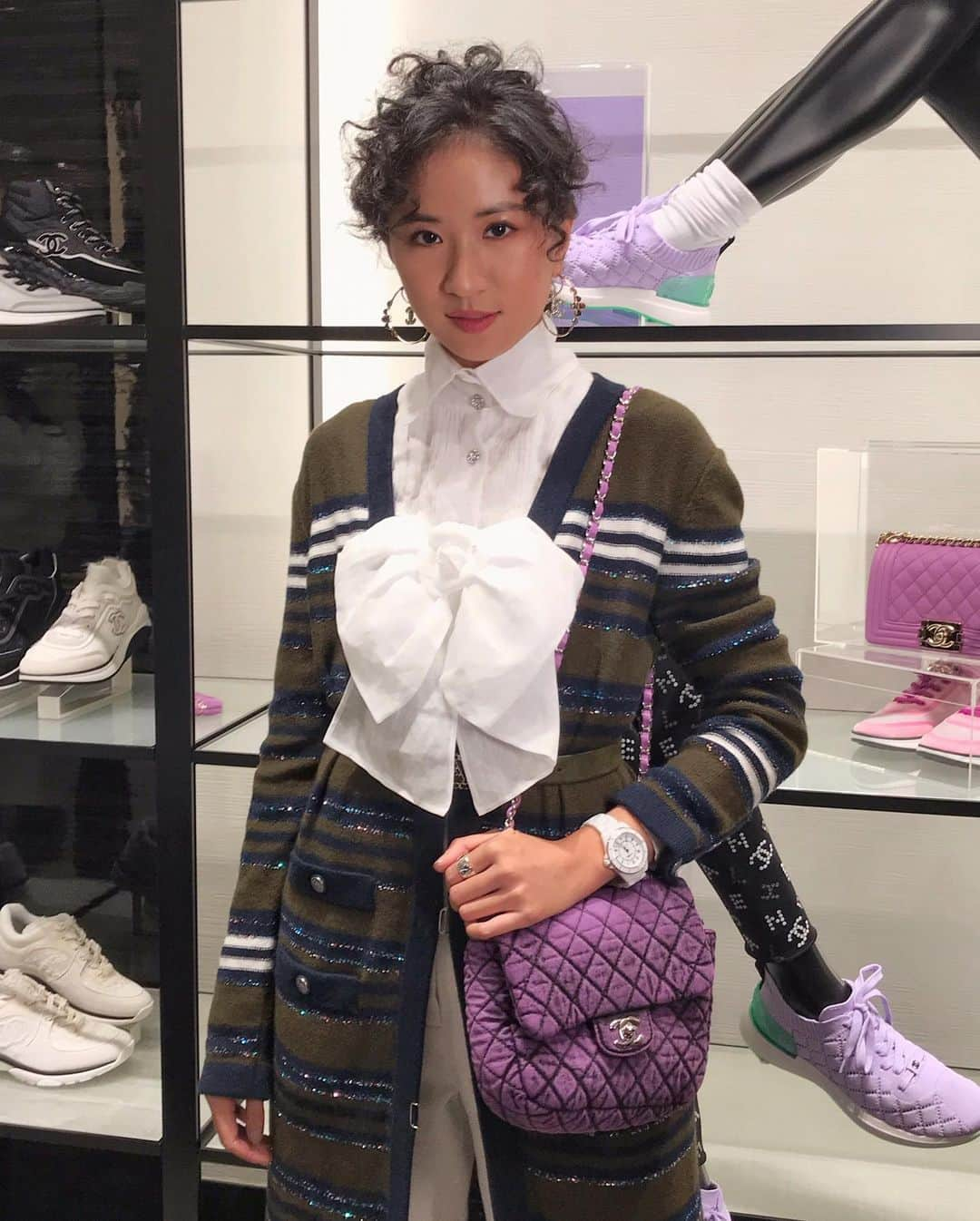 Vogue Taiwan Officialさんのインスタグラム写真 - (Vogue Taiwan OfficialInstagram)「#Voguefashionnow﻿ ﻿ 今晚香奈兒A4店重新開幕，許多香奈兒好友明星們都來了！包括昆凌 @hannah_quinlivan 許瑋甯﻿、 @9m88  ØZI @ozifp 都來到店內，各自挑戰了詮釋穿搭中最搶眼的單品，來看明星們的slow motion challenge 🤟🏻 ﻿ #CHANEL #TheNewJ12 #CocoCrush #CHANELCruise #昆凌 #許瑋甯 #9m88 #ozi ﻿ ﻿ 🖊#sandyis3d #annyting #itstifflu」11月22日 0時31分 - voguetaiwan