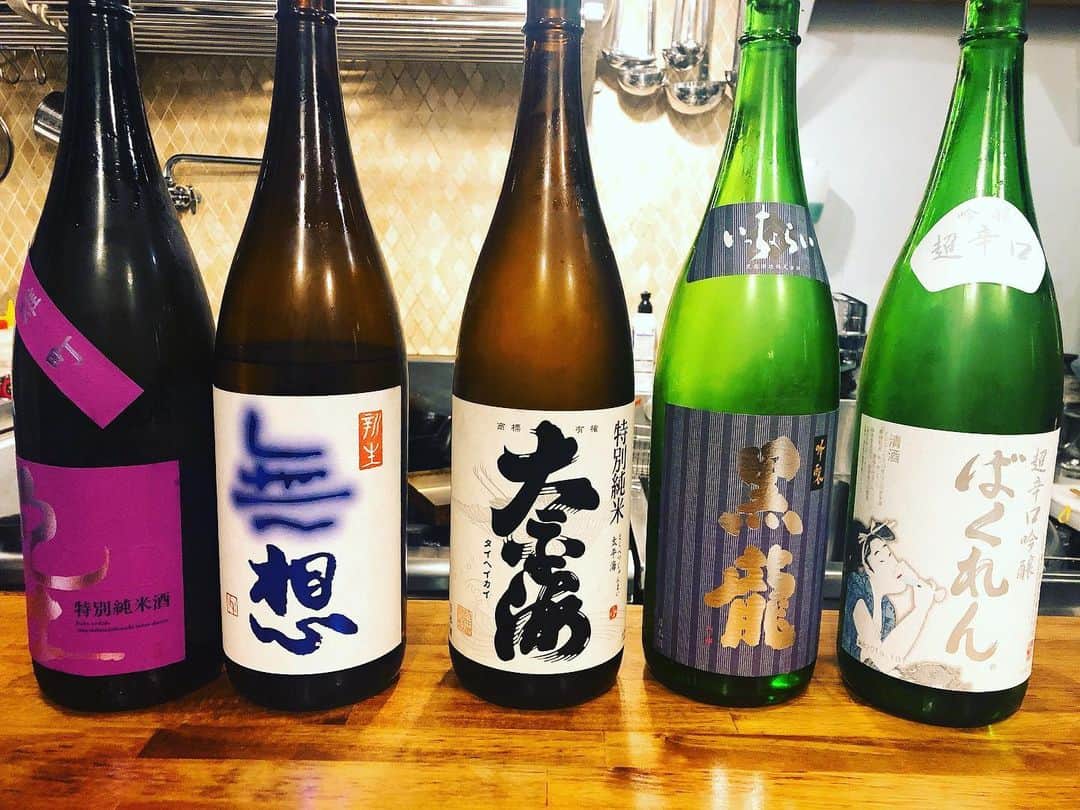 のインスタグラム：「💜❤💙💚 やっと1週間が終わる。  今週は、怒涛過ぎた。 なんで重なるときはかさなるんやろか。  途中、うひゃーって へこたれそうになった。  けど。 けどね、今日があるから どうにかのりきったー  しかーし カラダは正直で。 蕁麻疹出たり、 ぎっくり腰になったよね。（通算10回目!） #sake」