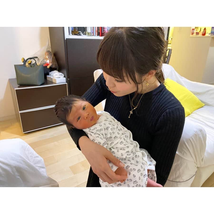 三宅絹紗さんのインスタグラム写真 - (三宅絹紗Instagram)「ママに…👶🏻🍼 . というのは冗談で…笑 小学校時代から仲良しの友人が元気な男の子を出産したので急遽会ってきました😻✨ 小さい頃から知っている友人がお腹を痛めて産んだ子。なんだか感慨深くて…慣れないながらも子育てに一生懸命励んでいて感動。😿 母は強し。生まれてきてくれてありがとう。そしておめでとう🎈 健やかに育ちますように。 #生後6日 なのに #ぱっちり二重#もっさりとした髪 #男の子#baby ひたすらに #かわいい #目に入れても痛くない とはまさに #めんこいテレビ#アナウンサー#三宅絹紗」11月22日 0時34分 - kinusa_miyake_mit