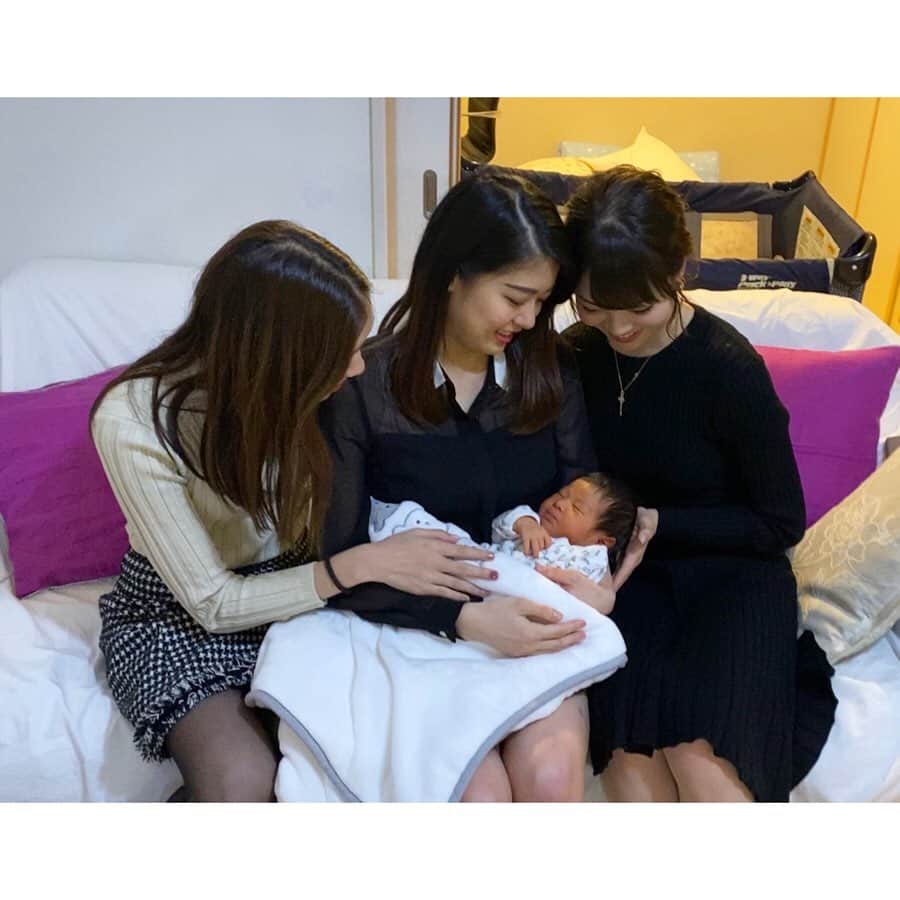 三宅絹紗さんのインスタグラム写真 - (三宅絹紗Instagram)「ママに…👶🏻🍼 . というのは冗談で…笑 小学校時代から仲良しの友人が元気な男の子を出産したので急遽会ってきました😻✨ 小さい頃から知っている友人がお腹を痛めて産んだ子。なんだか感慨深くて…慣れないながらも子育てに一生懸命励んでいて感動。😿 母は強し。生まれてきてくれてありがとう。そしておめでとう🎈 健やかに育ちますように。 #生後6日 なのに #ぱっちり二重#もっさりとした髪 #男の子#baby ひたすらに #かわいい #目に入れても痛くない とはまさに #めんこいテレビ#アナウンサー#三宅絹紗」11月22日 0時34分 - kinusa_miyake_mit