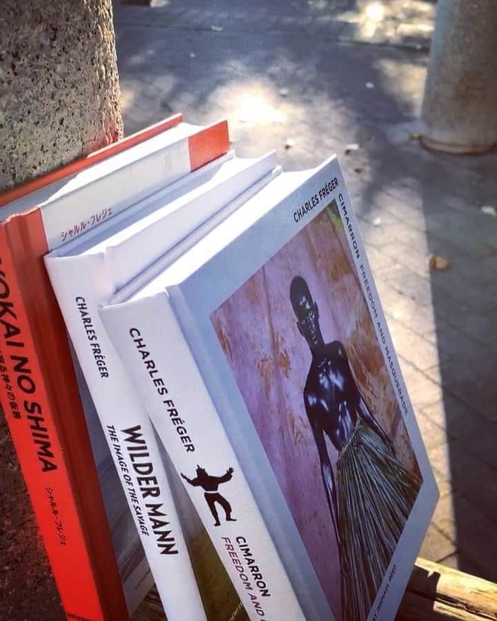 のインスタグラム：「🌈🌈🌈 . 3  charlesfréger「CIMARRON ／FREEDOM AND MASQUERADE」  写真集は室内で見たいな、重たいから。だけど外もいいな、虹も出るし。重たいけど。 ならば、一冊ずつにしなさいよね☺️ . . . #charlesfréger#charlesfreger #cimarron#freedomandmasquerade  #yokainoshima#wildermann」