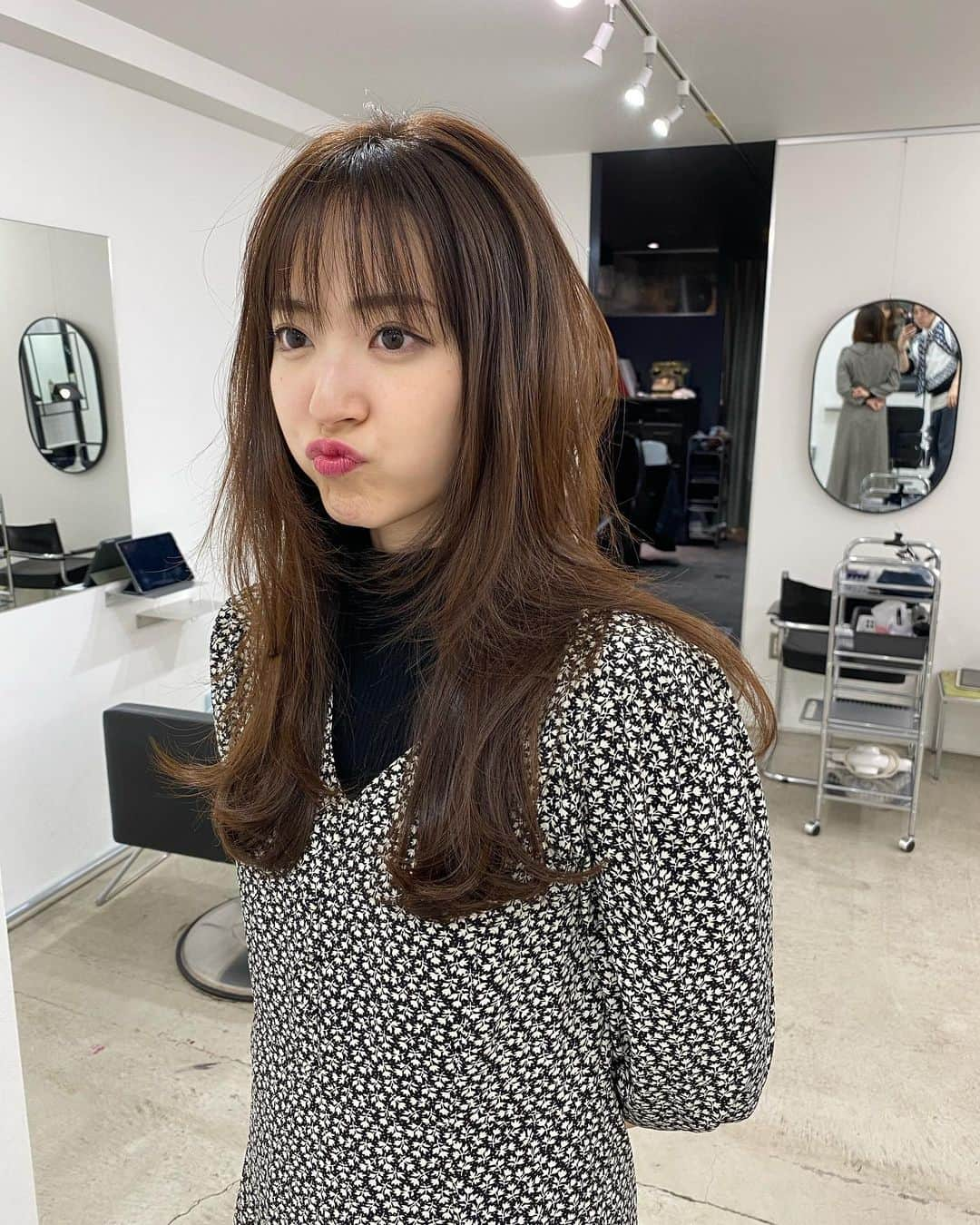 鈴木愛理さんのインスタグラム写真 - (鈴木愛理Instagram)「✴︎ 💇‍♀️💈❤︎ . #やっとこさ切れた☺︎ #そしてずっとやりたかったかんじになって嬉しい🤭❤︎ #使い勝手の良いレイヤーと #中しまうと軽いウルフになるかんじ✌︎ #はっはっはー」11月22日 0時40分 - airisuzuki_official_uf