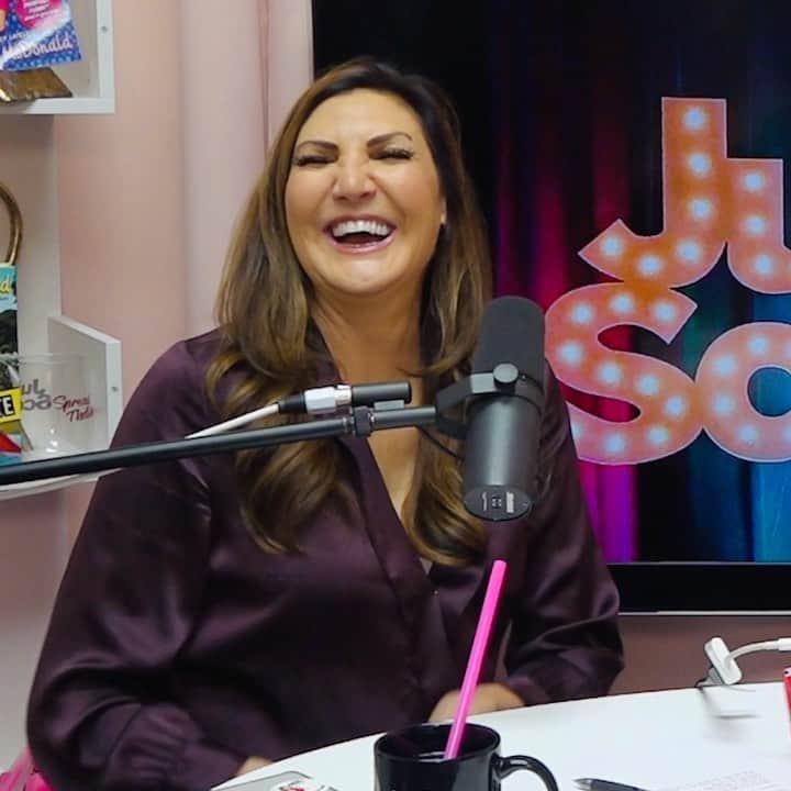 ヘザー・マクドナルドのインスタグラム：「On today’s Juicy Scoop I recap some of my favorite moments from BravoCon and dive deep into the Prince Andrew/Jeffrey Epstein news. •THEN, I have former Disney queen, singer, and sitcom star AJ Michalka talks being raised in fame, how to survive the Hollywood child star curse, and how sisterhood has changed her life. @iamaj was a real delight and I know you will love this episode. Have you listened yet? What do you think is the key for child stars surviving Hollywood?」