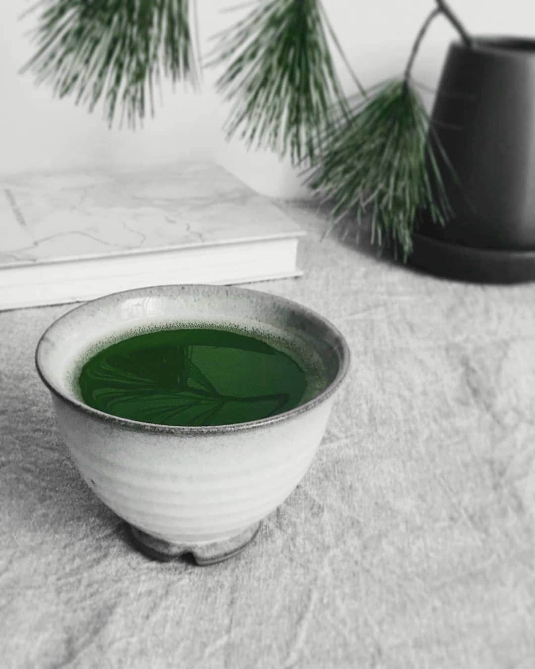 Matchæologist®さんのインスタグラム写真 - (Matchæologist®Instagram)「🙏 Sometimes there’s nothing better than just sitting back with a nice cup of freshly brewed #Matcha in your hand! 🍵 Take a sip, zen out, and join @matchahabits in a wonderful #MatchaMoment to brighten up your day 🍵 . Try swapping out your morning coffee for matcha 🌿☕️. Not only is it packed with antioxidants, it also gives your metabolism a healthy boost! 💪 Matcha contributes greatly to the state of ‘calming alertness’ 😇 that lasts for hours without the “lull” that usually follows a strong coffee after an hour or two. Because of this effect, matcha has historically been used by Zen Buddhist monks and samurai warriors to enhance their mental focus before practicing meditation sessions or stepping into arenas 🙏. . Check our bio link @Matchaeologist and indulge in a chlorophyll elixir of health today! 🌿 . Matchæologist® #Matchaeologist Matchaeologist.com」11月22日 0時57分 - matchaeologist