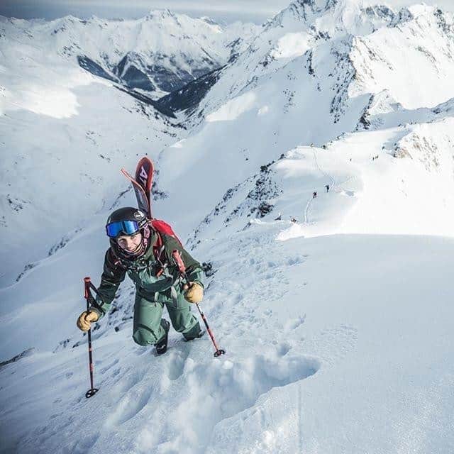 のインスタグラム：「Love the colours... the contrast of Jacoba's outfit with the white rocks of the mountains!! This is amazing 😍 What's your plan for winter season? - Thanks @jacoba_kriechmayr (📸 by @moritzablinger ) for sharing your #deutermoment. 🏔❤️ Please tag #yesdeuter to be featured. - #deuter #deuterbackpack #DeuterFreeriderPro #mountainphotography #mountainscapes #mountainstories #outdoorlife #discoverthebackland #weareskiing」