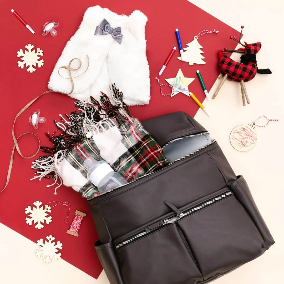 Skip Hopさんのインスタグラム写真 - (Skip HopInstagram)「Playdate Idea: Pack a holiday party in our Flatiron Diaper Bag and head to your BFF's house for some DIY holiday crafts! 🎄🎁 #giftidea #musthavesmadebetter #skiphopholidaycheer!」11月22日 1時00分 - skiphop