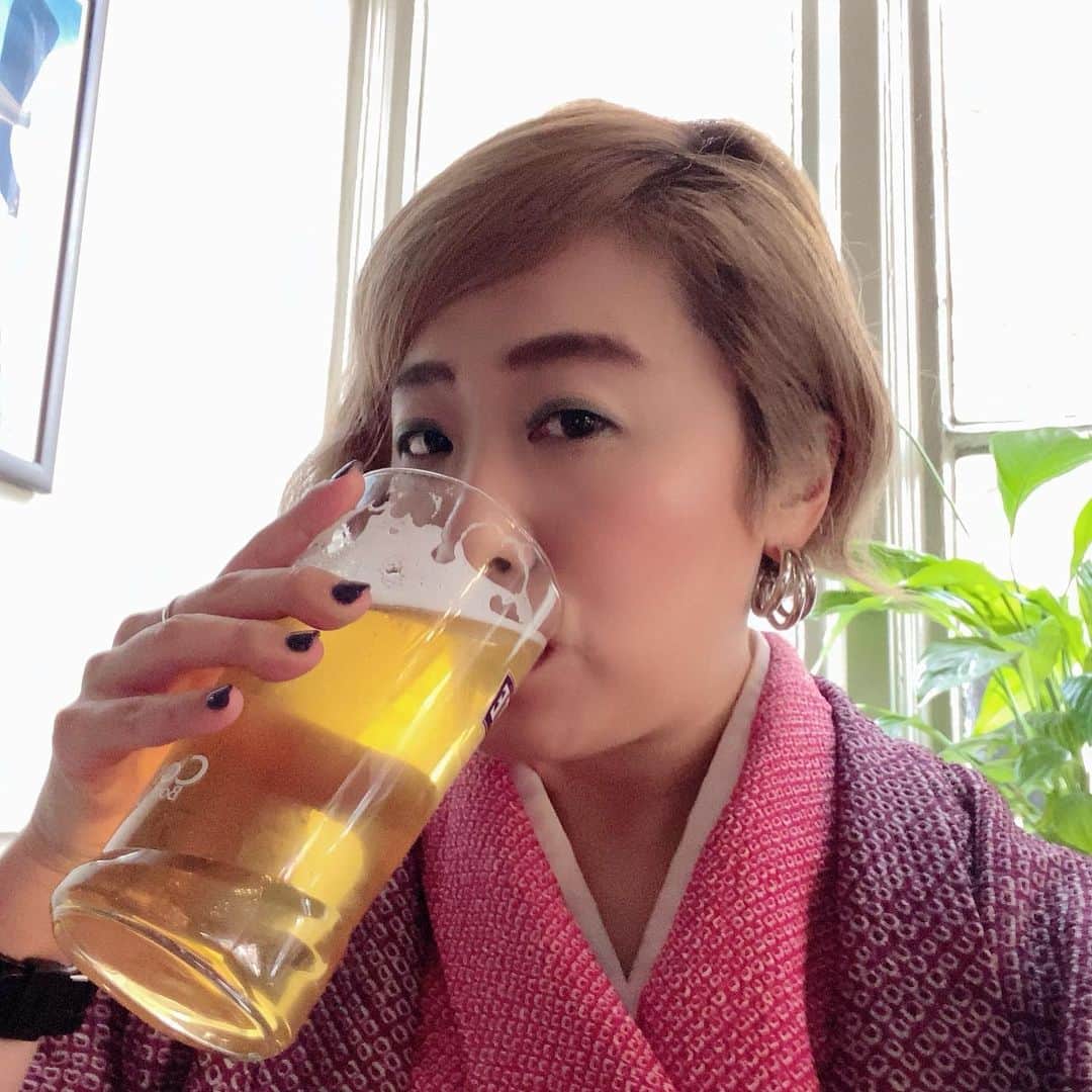 金巻ともこさんのインスタグラム写真 - (金巻ともこInstagram)「毎度和服で飲んだくれるいつもの私ですが、こちらロンドンのパブです。目的はキングダムハーツオーケストラコンサート！　すばらしかったなー！　ロンドン旅はゆるゆるあげてきます。 #beer #和服  #おでかけ金巻」11月22日 1時09分 - tomotomoco