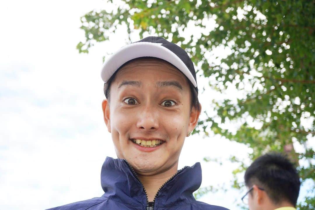 のインスタグラム：「ㅤㅤㅤㅤㅤㅤㅤㅤㅤㅤㅤㅤㅤ 昨日の投稿にコメントたくさんいただいて調子に乗ってます🤤 ありがとうございます！  配信を勝手にお休みさせていただき 店舗も不定期な状態でしたが 準備期間も終わり明日から 新たに新しい事も始めます🙆‍♂️ やっと配信出来そう🥺 明日夕方辺りに17liveで配信するので 来れる方は遊びに来てください🤪  #お調子もの #パンツ屋の日常 #flact #underwear #gaienmae #fashion #17live #ライブ配信」