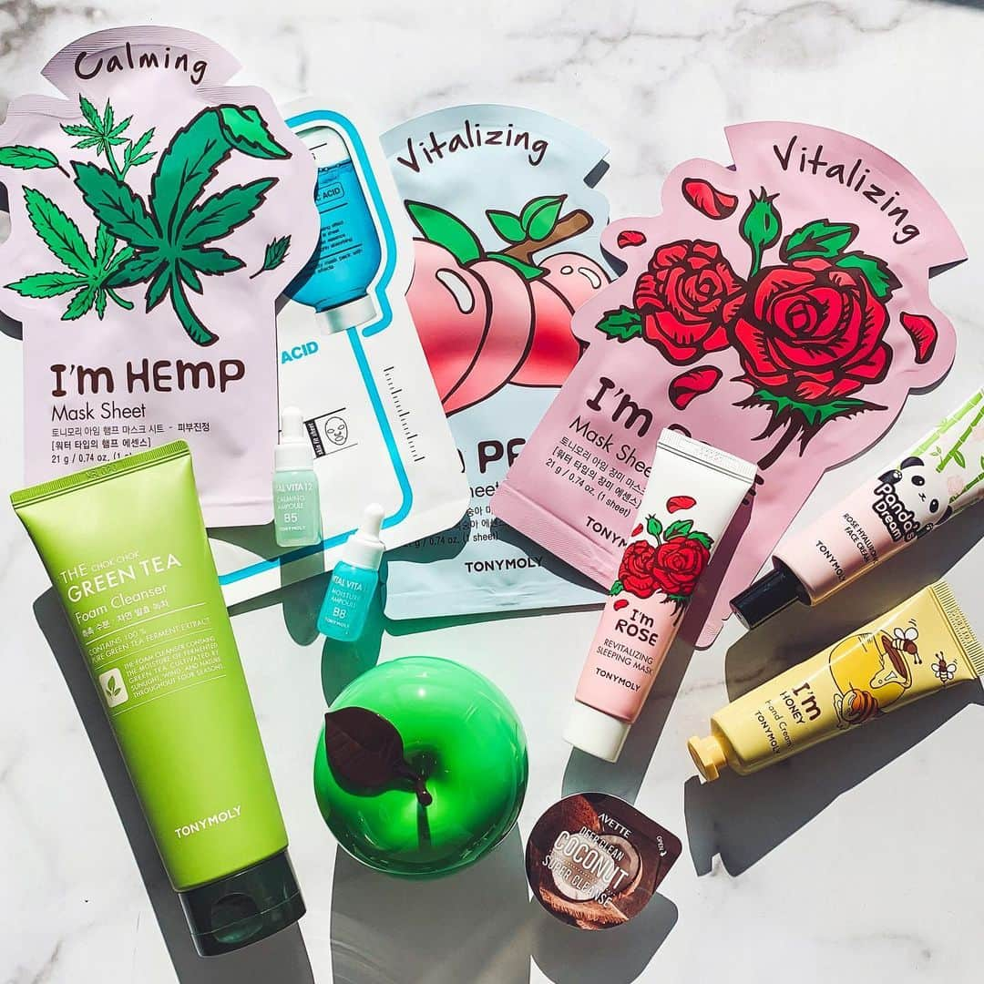 TONYMOLY USA Officialさんのインスタグラム写真 - (TONYMOLY USA OfficialInstagram)「Have you checked out our November bundle? Every month, we hand pick our favorites to curate a special set, so you can try the very best of TONYMOLY without having to break the bank! Quantities are limited so make sure to grab yours while you still can!  Set includes: 💚I'm Hemp Sheet Mask: NEW! Infused with Cannabis Sativa Seed Extract to soothe and hydrate irritated skin. 💚I'm Peach Sheet Mask: Infused with Peach Extract to brighten dull skin. 💚I’m Rose Sheet Mask: Infused with 1,000 ppm of natural Rose Extract to revive and refresh the complexion. 💚Master Lab Hyaluronic Sheet Mask: Lock in moisture, boost elasticity and plump fine lines and wrinkles with deep hydration from Hyaluronic Acid. 💚AVETTE Deep Clean Coconut Super Cleanser: Meet our sister brand AVETTE! This tri-texture cleanser transforms from a milky gel to a silky paste and ends in a bubbly lather. Formulated with 100% coconut derived ingredients to hydrate, replenish and nourish skin. Free of Parabens, EWG Green and Cruelty Free. 💚Chok Chok Green Tea Foam Cleanser: Gently cleanse the skin with our Green Tea infused foam cleanser. Featuring a rich foam lather, this cleanser is perfect for everyday use! 💚Appletox Smooth Massage Peeling Cream: Gently exfoliate skin with our peeling cream. Infused with Green Apple, Papaya, Vitamin A, B1, and C Extracts to remove dead skin cells leaving skin soft and moisturized. 💚Mini I'm Rose Revitalizing Sleeping Mask: NEW! This lightweight gel mask contains 1,000 ppm of Rose Extract to soothe and plump skin. Free of parabens, alcohol and talc. 💚Mini Vital Vita 12 Moisture Ampoule: Deeply hydrate skin with Vitamin B8 and Hyaluronic Acid. 💚Mini Vital Vita 12 Calming Ampoule: Soothe and hydrate irritated skin with Vitamin B5 and Aloe Vera Extract. Perfect for soothing breakouts and irritations. 💚Mini Rose Hyaluronic Face Cream: Lightweight gel cream infused with clarifying Rose Extract, calming Rose Water and hydrating hyaluronic Acid for radiant skin. 💚I’m Honey Hand Cream: Infused with Honey Extract, this hand cream will keep hands nourished and hydrated. Available at tonymoly.us #xoxoTM #TONYMOLYnMe」11月22日 1時23分 - tonymoly.us_official