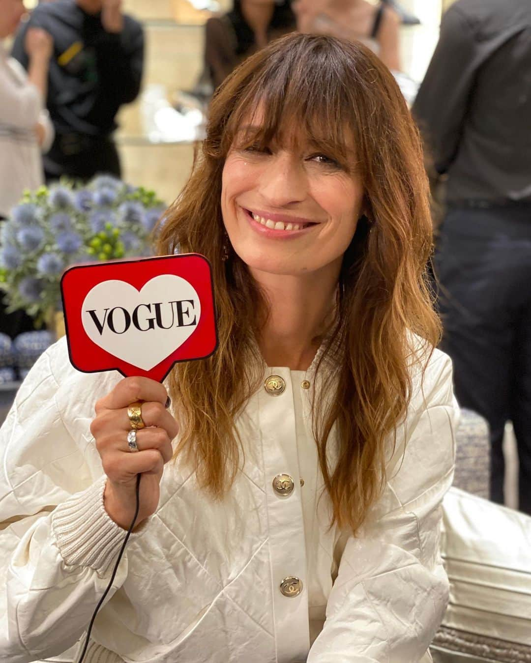 Vogue Taiwan Officialさんのインスタグラム写真 - (Vogue Taiwan OfficialInstagram)「#Voguefashionnow﻿ ﻿ 香奈兒 @chanelofficial 新光三越A4重新開幕，特別邀請品牌大使 @carolinedemaigret 和超模 @soojmooj 以及時尚部落客章凝 @margaret__zhang ﻿ 共同慶祝  雖然快閃台灣，但 #carolinedemaigret 已經先嚐了鳳梨酥和火鍋，而美食達人 #章凝 更是凌晨五點去排劉媽媽飯糰！往左滑看 #SooJoo 背的手機袋時髦又實用（確實放得進手機！） ﻿ Welcome @carolinedemaigret @soojmooj @margaret__zhang to Taipei’s Chanel boutique opening party. Swipe left to find out about their most desirable items from the Chanel Cruise collection, and their favorite food in Taipei.  #Chanel #TheNewJ12 #CocoCrush #CHANELCruise﻿ ﻿ 🖊#sandyis3d #annyting #itstifflu」11月22日 1時27分 - voguetaiwan