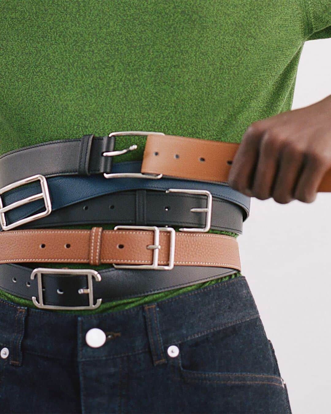 のインスタグラム：「Thursday 10am. Un-fitting n°4. Trying to find a way to wear five belts at the same time. Would you dare? #fastenyourbelt #buckleup #safetyfirst #hermes #belt  Photography by @camilafalquez Styled by @jaimekaywaxman」
