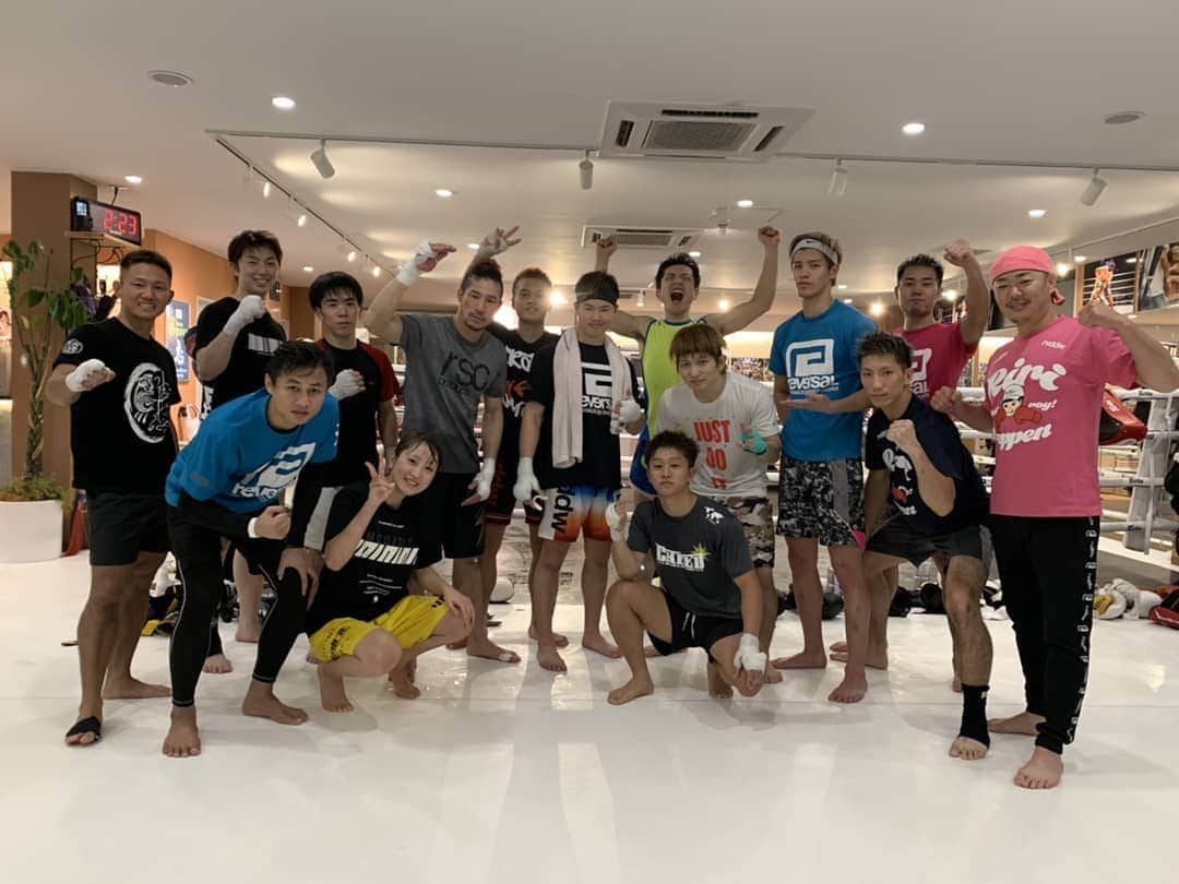 前口太尊さんのインスタグラム写真 - (前口太尊Instagram)「#teamteppen #TEPPENGYM #kickboxing #kakoii #せーのあげー #ねぇだーりん #新松戸　#ウイルス増殖中」11月22日 1時41分 - tyson0925