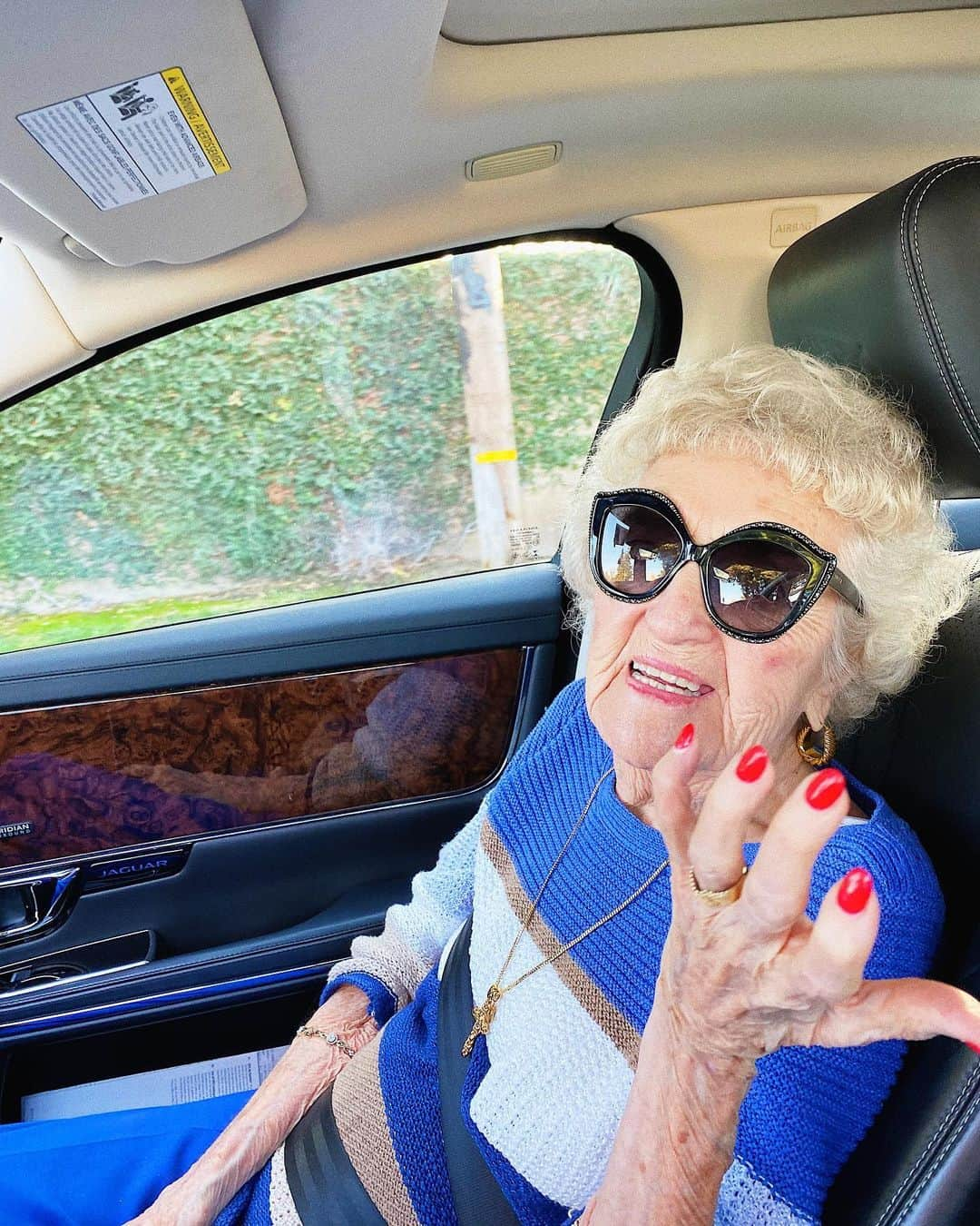 マックルモアーさんのインスタグラム写真 - (マックルモアーInstagram)「102 years old.  Still glorious.  Lil short Bay Area/Modesto vacation with Sloane to see her great Gramma and cousins.  Life is precious」11月22日 1時45分 - macklemore