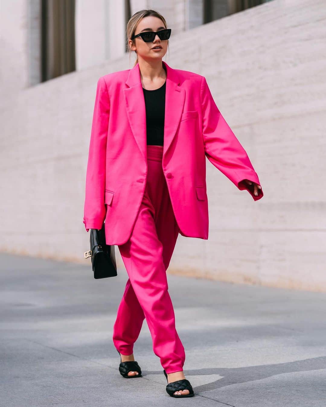 PORTER magazineさんのインスタグラム写真 - (PORTER magazineInstagram)「The color pink has officially made the transition from pretty to powerful. Discover how to make this much-loved shade work for you at the #linkinbio 📸: @styledumonde + @blaublutedition」11月22日 1時57分 - portermagazine