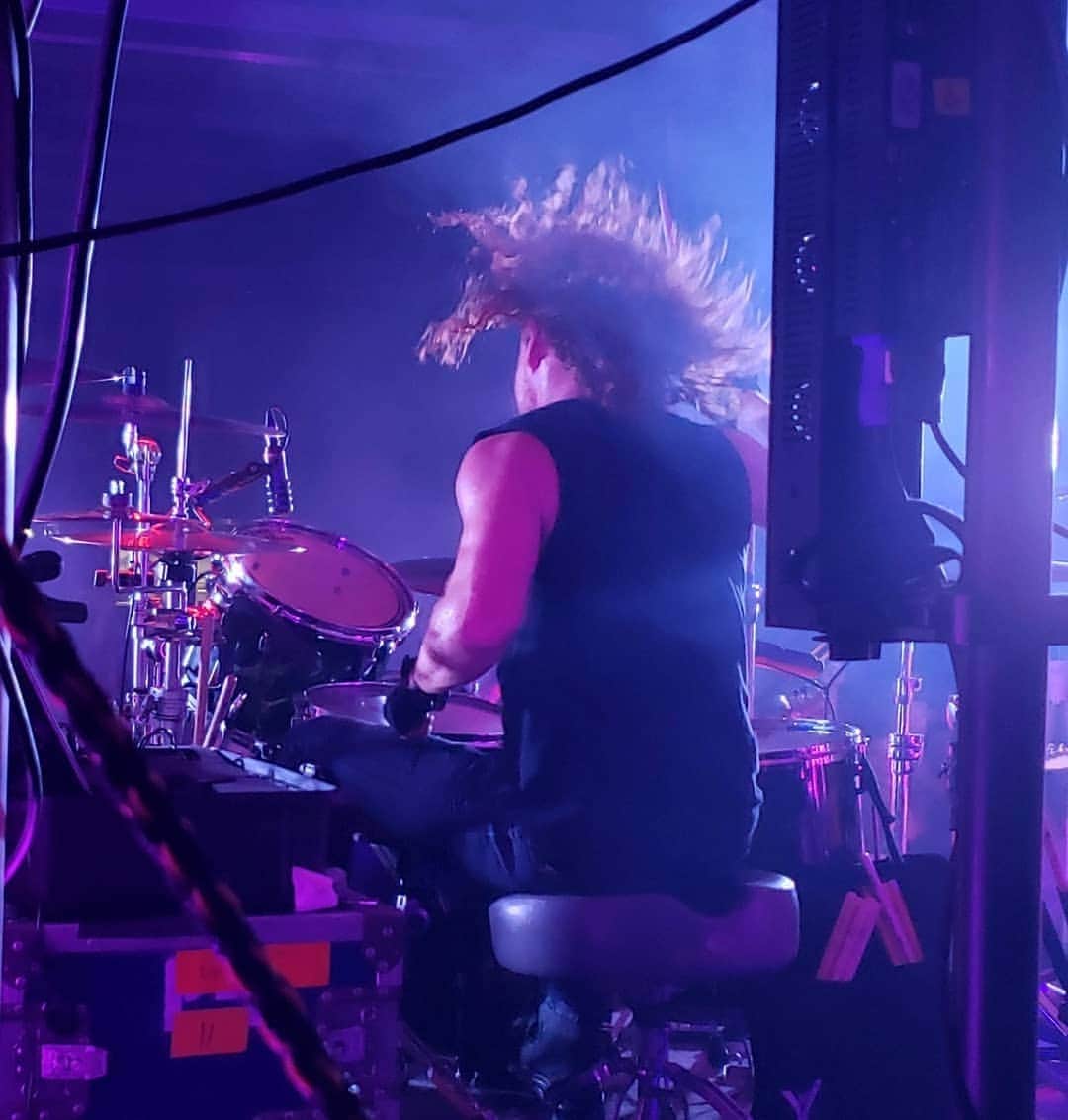 ヒンダーのインスタグラム：「Cody CRUSHIN' it 🥁🥁🥁 📸: @mike_y__」