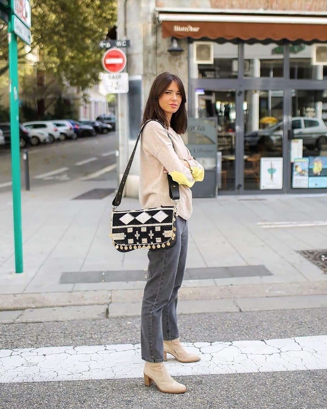 のインスタグラム：「L’adorable @barbaraborne porte nos boots PADDY 7 en cuir velours dune.  The lovely @barbaraborne is wearing PADDY 7 boots in sand color suede.  #FreeLanceparis #FreeLanceshoes #madeinFrance #womeninfreelance #influencer #fashionista」