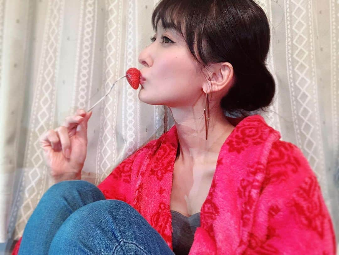 大澤有紗さんのインスタグラム写真 - (大澤有紗Instagram)「いちご🍓🍓🍓 こぶりですっぱい。笑 そのかわり練乳たっぷりつける楽しみ増えたの🐄 #果物の恵み #いちご #イチゴ #strawberry #赤いあいつ #甘酸っぱい #練乳 #コンデンスミルク」11月22日 2時03分 - arisa_osawa_official