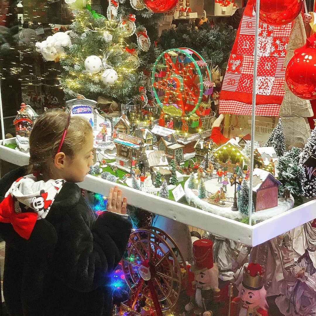 ミケーレ・カンポレーゼのインスタグラム：「La magia ! 🎅 🎉 🛷 #anatalepuoi#natale2019#marrychristmas#lovefamily#babbonatale#presepe#festa#felicità」