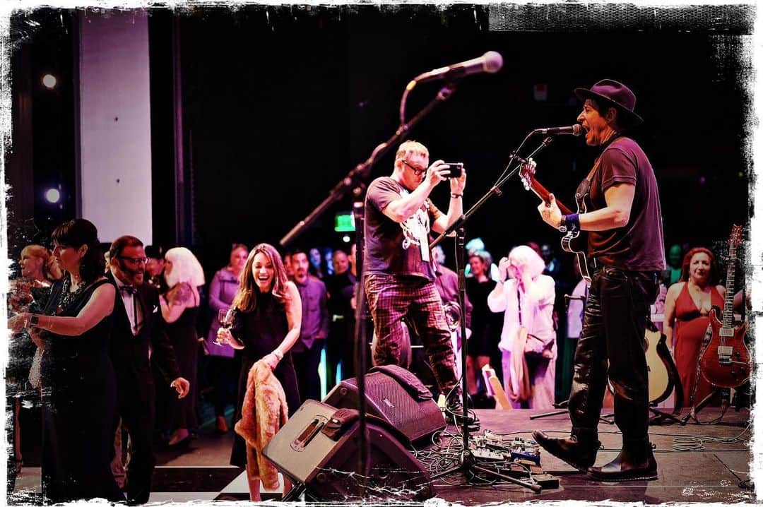 ロブ・モローのインスタグラム：「Kicking it up w/a great crowd @napafilmfest gala #NVFF19 #robmorrowband #napa」