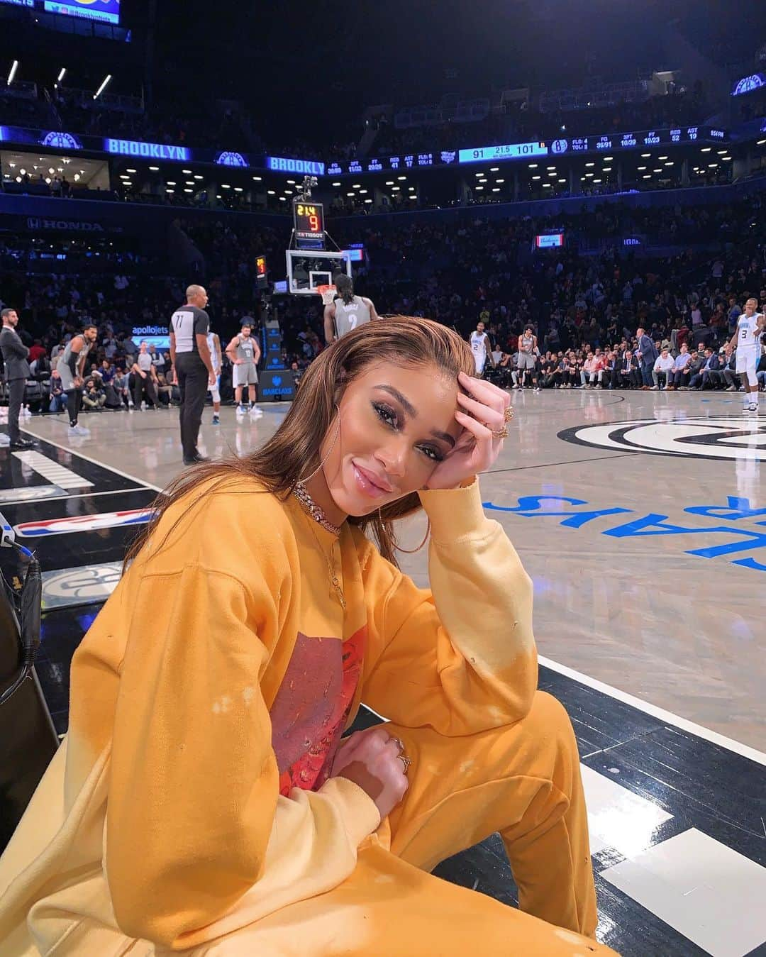 ウィニー・ハーロウさんのインスタグラム写真 - (ウィニー・ハーロウInstagram)「“Say what up to TyTy still sippin Mai Tai's, Sittin courtside Knicks and Nets give me high fives”. -JayZ 🏀🏀」11月22日 2時11分 - winnieharlow