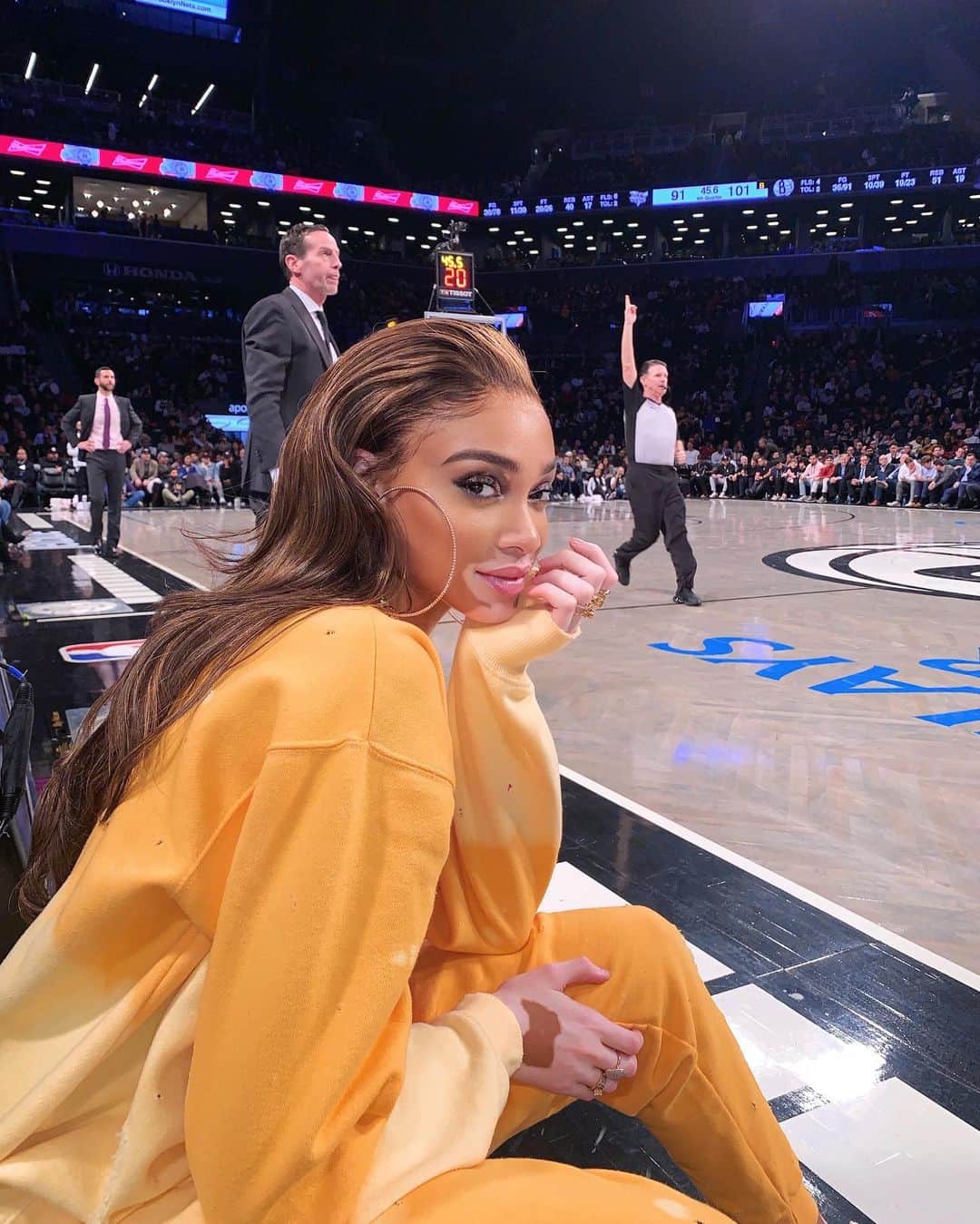 ウィニー・ハーロウさんのインスタグラム写真 - (ウィニー・ハーロウInstagram)「“Say what up to TyTy still sippin Mai Tai's, Sittin courtside Knicks and Nets give me high fives”. -JayZ 🏀🏀」11月22日 2時11分 - winnieharlow