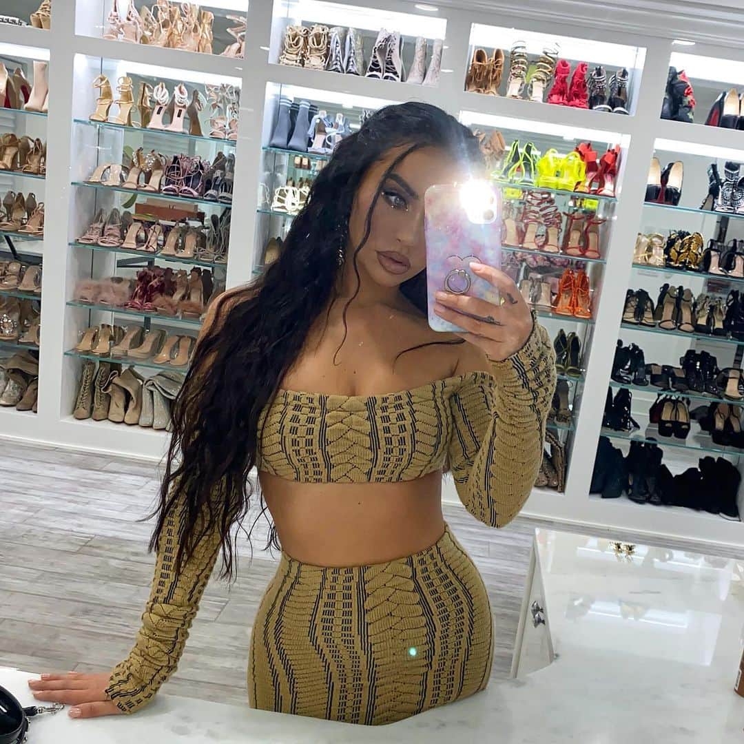 Carli Bybelさんのインスタグラム写真 - (Carli BybelInstagram)「last nights look🐱 new video is up! who wants to see a closet tour?! PS my cellphone case is #carlibybelxvelvetcaviar 💕」11月22日 2時17分 - carlibel