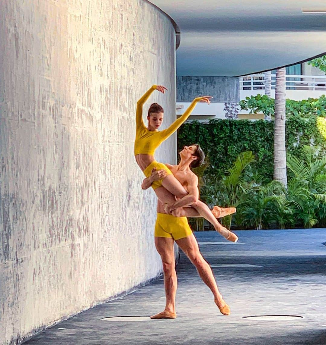 マリア・コーレワさんのインスタグラム写真 - (マリア・コーレワInstagram)「Our favorite “Closure” by the most amazing @nunes.art returns to the @mariinsky tomorrow! 💛💛💛 With @_xander at the Evening of the New Choreography in the Concert Hall alongside other beautiful creations of the last few years! ✨ I really love Juliano’s choreography with all my heart - I think it’s truly unique and absolutely fascinating, everything that he makes! 😍🙏🏻🙏🏻 So it’s always a great pleasure to perform it and especially on stage of my home theatre! ❤️ In this post I’m remembering when we brought “Closure” to @galadedanza and did a little dedicated photoshoot in the surrounding architecture and also swipe left to see a little video from when we performed the piece in Beijing 🙌🏻 Hope you’re all having a fabulous day friends!  Наш любимый номер “Closure” фантастического хореографа @nunes.art возвращается в Мариинский завтра! 💛💛💛 Станцуем с Ксандером @_xander на Вечере Современной Хореографии в Концертном Зале @mariinsky , где будут показаны и другие чудесные постановки последних лет! ✨ Я люблю хореографию Джулиано всей душой, считаю, что все, что он делает - уникально и просто завораживающе!! 😍🙏🏻🙏🏻 Поэтому танцевать это - всегда такое удовольствие, особенно на сцене родного Театра! ❤️ В этом посте вспоминаю, как мы привезли «Closure» в Мексику на @galadedanza и сделали небольшую съемку, посвящённую этому номеру, а ещё здесь маленький кусочек видео нашего выступления в Пекине 🙌🏻 Я очень надеюсь, что у вас сегодня замечательный день, друзья!  #julianonunes #xanderparish #mariakhoreva #closure」11月22日 2時27分 - marachok