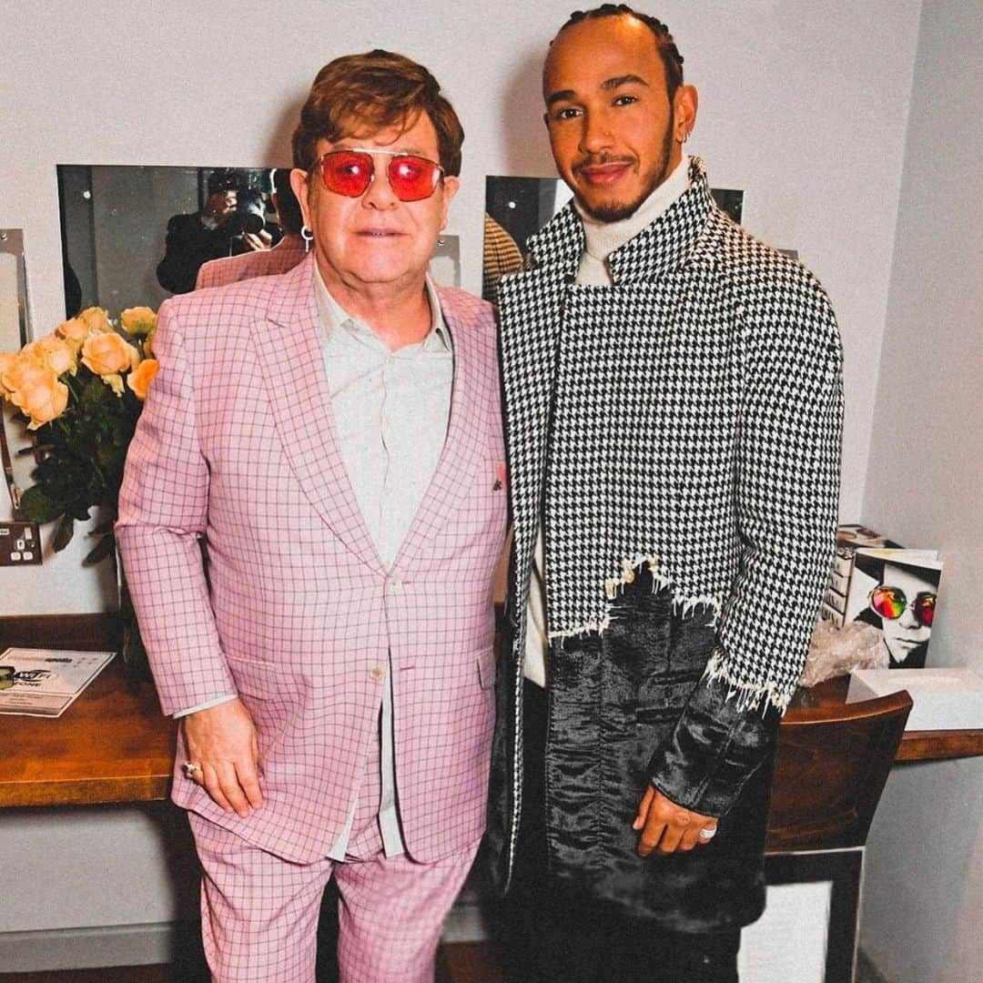 ルイス・ハミルトンさんのインスタグラム写真 - (ルイス・ハミルトンInstagram)「I had the honour and privilege of getting to spend a moment with Sir @eltonjohn the other night and be in the audience during his interview with @dwalliams . I’m getting this photo framed for my home as I’m such a big fan. Such an icon and inspiration. Thank you @eltonjohn for having me. 🙏🏾 #inspired #believeinyourself」11月22日 2時33分 - lewishamilton