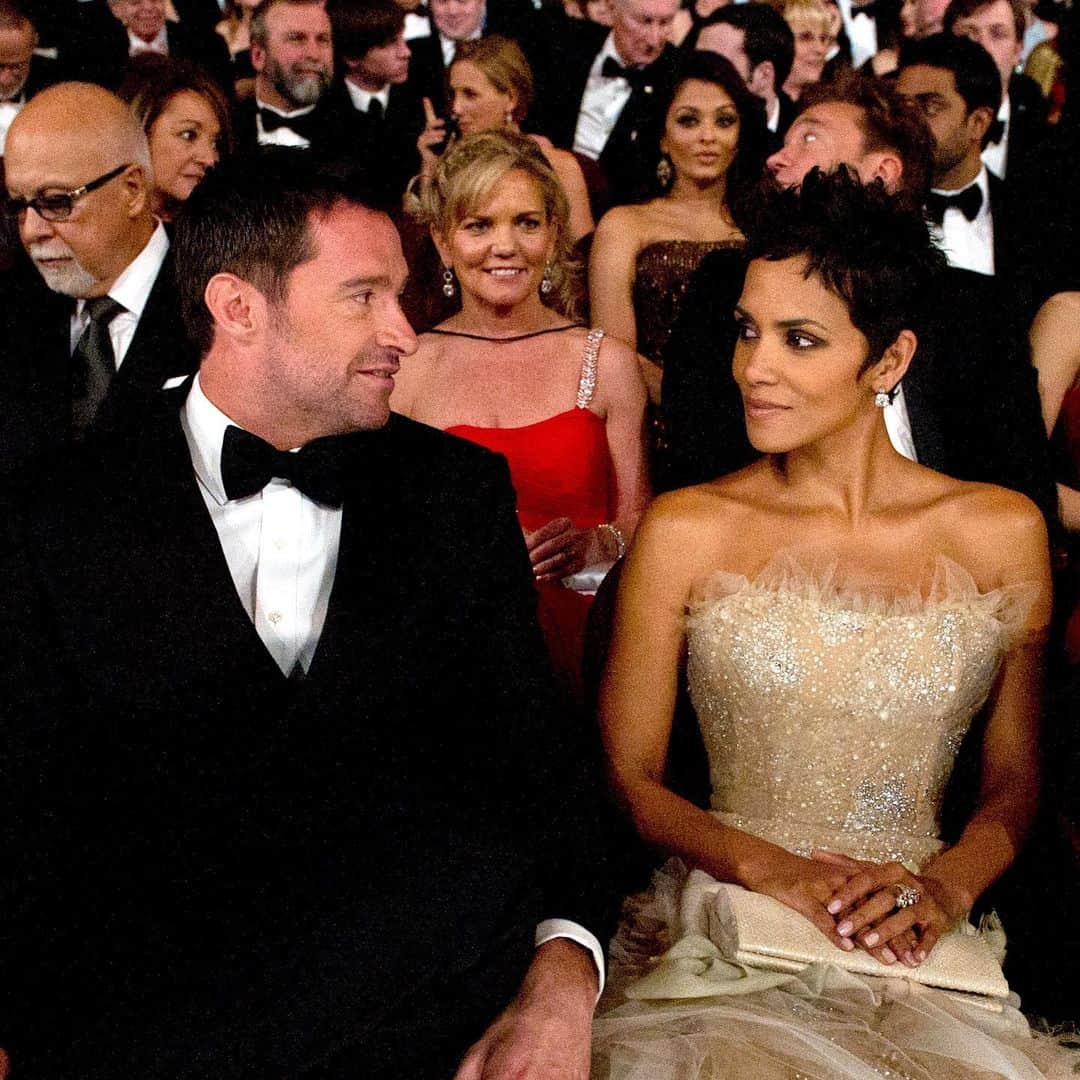 アカデミー賞さんのインスタグラム写真 - (アカデミー賞Instagram)「Throwback to Hugh Jackman and Halle Berry at the 83rd Oscars. Can you guess how many movies they’ve starred in together?」11月22日 2時45分 - theacademy