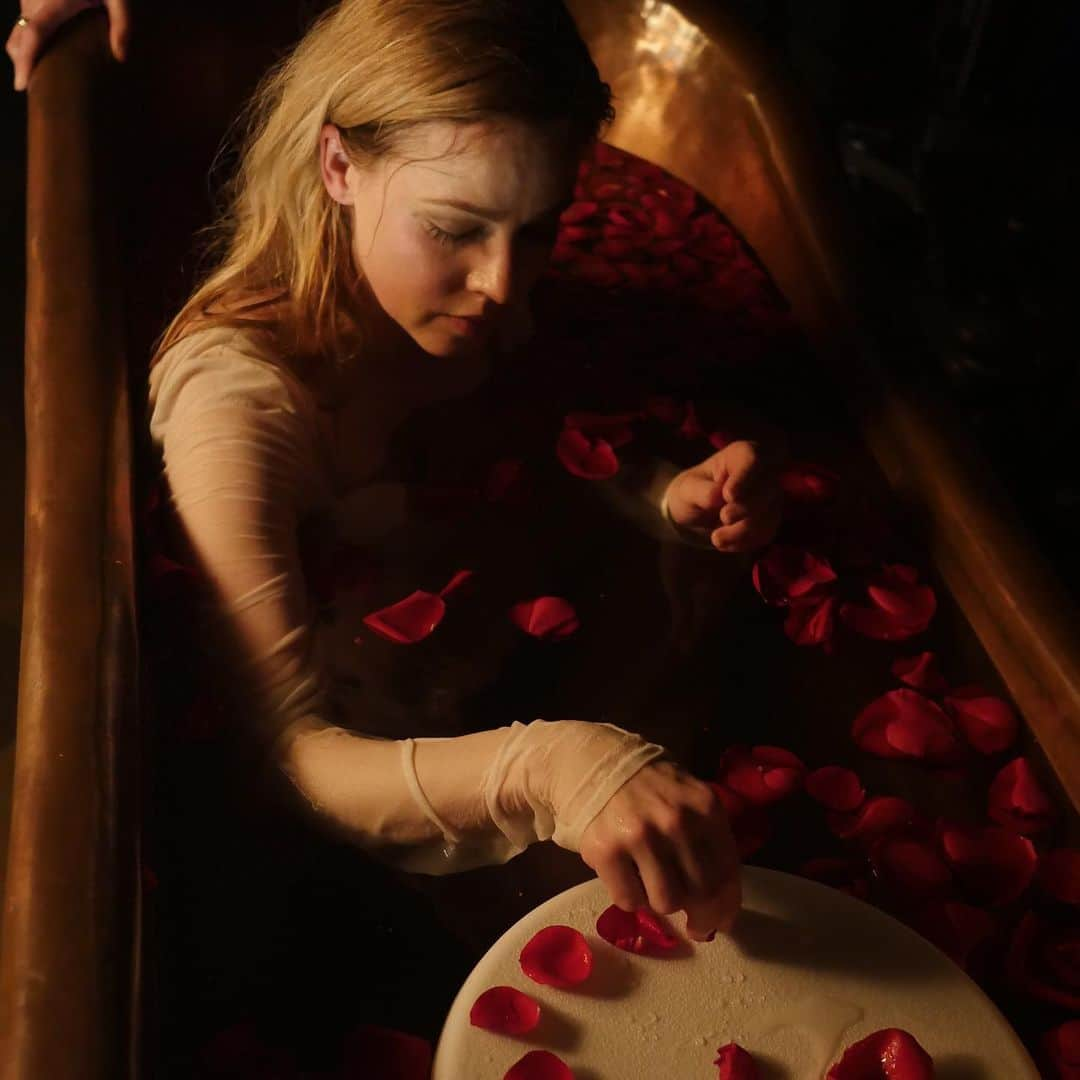 アマンダ・シュルさんのインスタグラム写真 - (アマンダ・シュルInstagram)「#TBT to exactly 3 years ago today. Lounging in a tub on #12monkeys. It wasn’t exactly a spa day for Cassie if anyone remembers what happened next... 📸: @grossman5779」11月22日 2時47分 - amandaschull