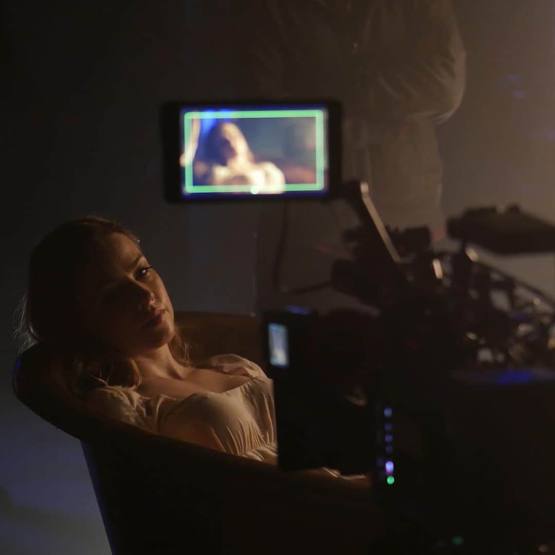 アマンダ・シュルのインスタグラム：「#TBT to exactly 3 years ago today. Lounging in a tub on #12monkeys. It wasn’t exactly a spa day for Cassie if anyone remembers what happened next... 📸: @grossman5779」