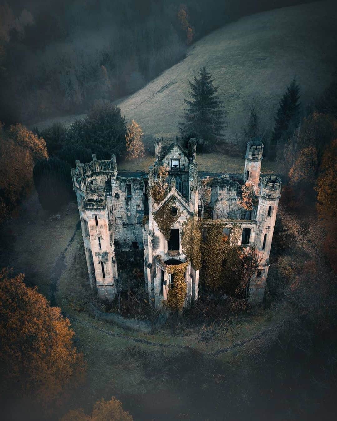 Abandoned Placesさんのインスタグラム写真 - (Abandoned PlacesInstagram)「Abandoned castle in Scotland by @harry.t.baker」11月22日 2時56分 - itsabandoned
