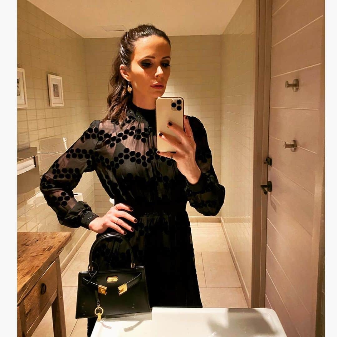 ビッツィー・トゥロックさんのインスタグラム写真 - (ビッツィー・トゥロックInstagram)「Was clearly feeling my look last night judging by the THREE bathroom selfies I took. 🥰😂 Dress/earrings/purse/heels: my eternal savior @toryburch c/o @zeduchess H/mu: @makeupbylusine @hellohairbear skin: @carasoin  Toilet paper: felt like charmin ultra soft Wooden side table: random, and I’d say superfluous, but it WAS doing a good job at holding up that little wad of Kleenex someone left behind」11月22日 3時03分 - bitsietulloch