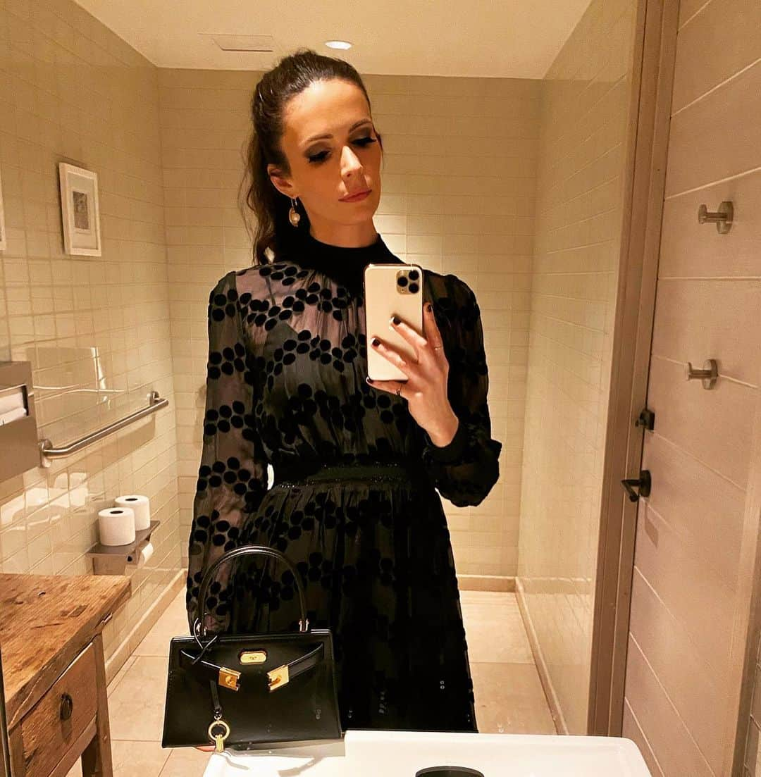 ビッツィー・トゥロックさんのインスタグラム写真 - (ビッツィー・トゥロックInstagram)「Was clearly feeling my look last night judging by the THREE bathroom selfies I took. 🥰😂 Dress/earrings/purse/heels: my eternal savior @toryburch c/o @zeduchess H/mu: @makeupbylusine @hellohairbear skin: @carasoin  Toilet paper: felt like charmin ultra soft Wooden side table: random, and I’d say superfluous, but it WAS doing a good job at holding up that little wad of Kleenex someone left behind」11月22日 3時03分 - bitsietulloch