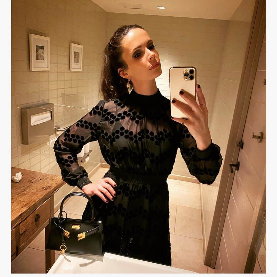 のインスタグラム：「Was clearly feeling my look last night judging by the THREE bathroom selfies I took. 🥰😂 Dress/earrings/purse/heels: my eternal savior @toryburch c/o @zeduchess H/mu: @makeupbylusine @hellohairbear skin: @carasoin  Toilet paper: felt like charmin ultra soft Wooden side table: random, and I’d say superfluous, but it WAS doing a good job at holding up that little wad of Kleenex someone left behind」