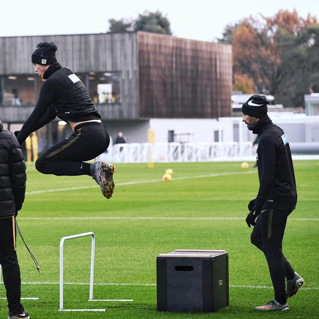 インテルナツィオナーレ・ミラノさんのインスタグラム写真 - (インテルナツィオナーレ・ミラノInstagram)「JUMP! 🙌🏼🙌🏼🙌🏼 #Inter #ForzaInter #Training #Football」11月22日 3時04分 - inter