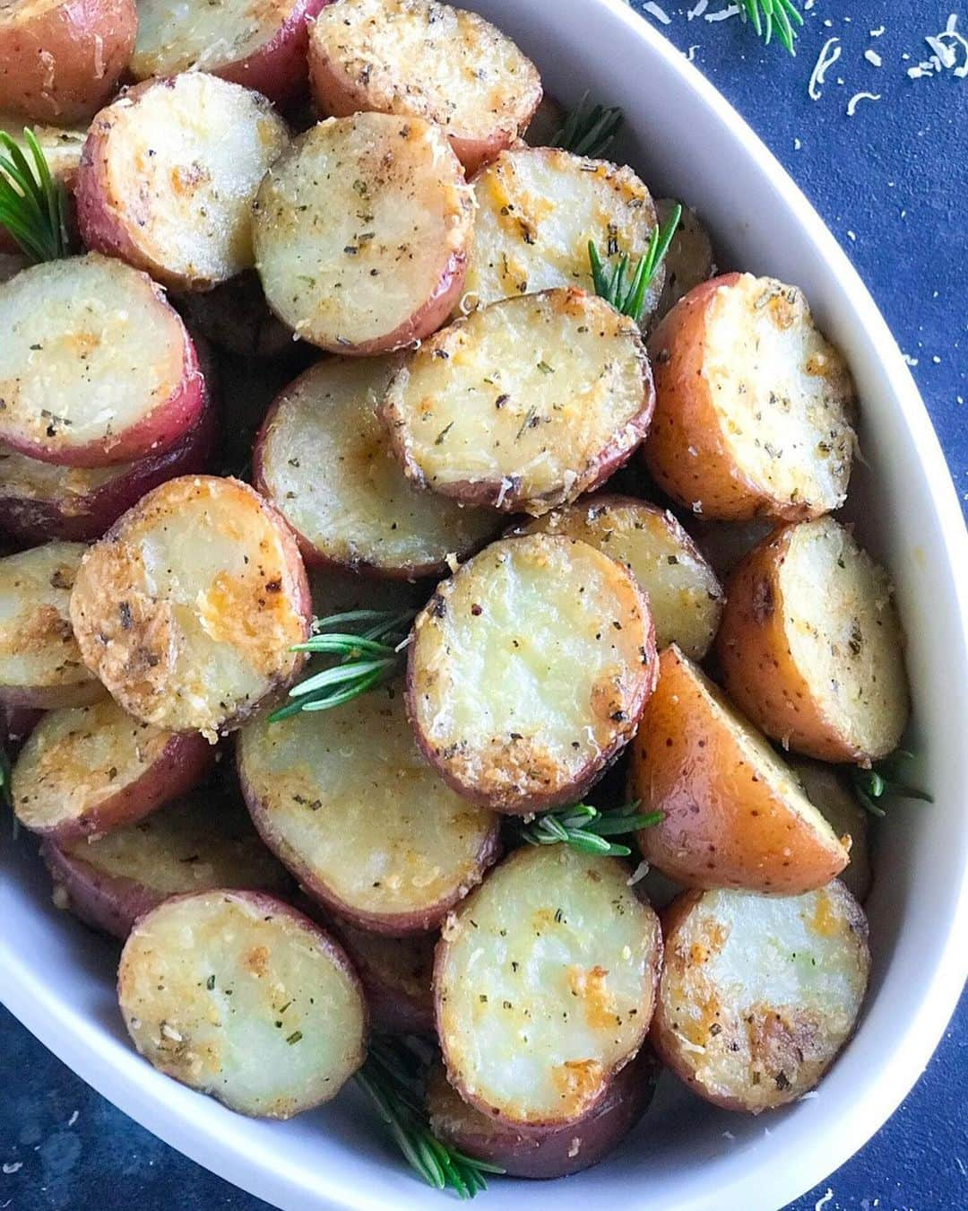 Easy Recipesさんのインスタグラム写真 - (Easy RecipesInstagram)「These Oven Roasted Parmesan Herbed Potatoes make a perfect side dish for the holiday! Grab the full recipe link from my bio.  https://www.cookinwithmima.com/oven-roasted-parmesan-herbed-potatoes/」11月22日 3時12分 - cookinwithmima